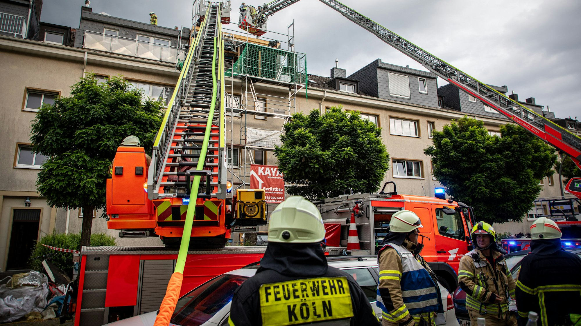 Einsatzkräfte der Feuerwehr Köln löschen im Juli 2025 einen Brand in Sülz.