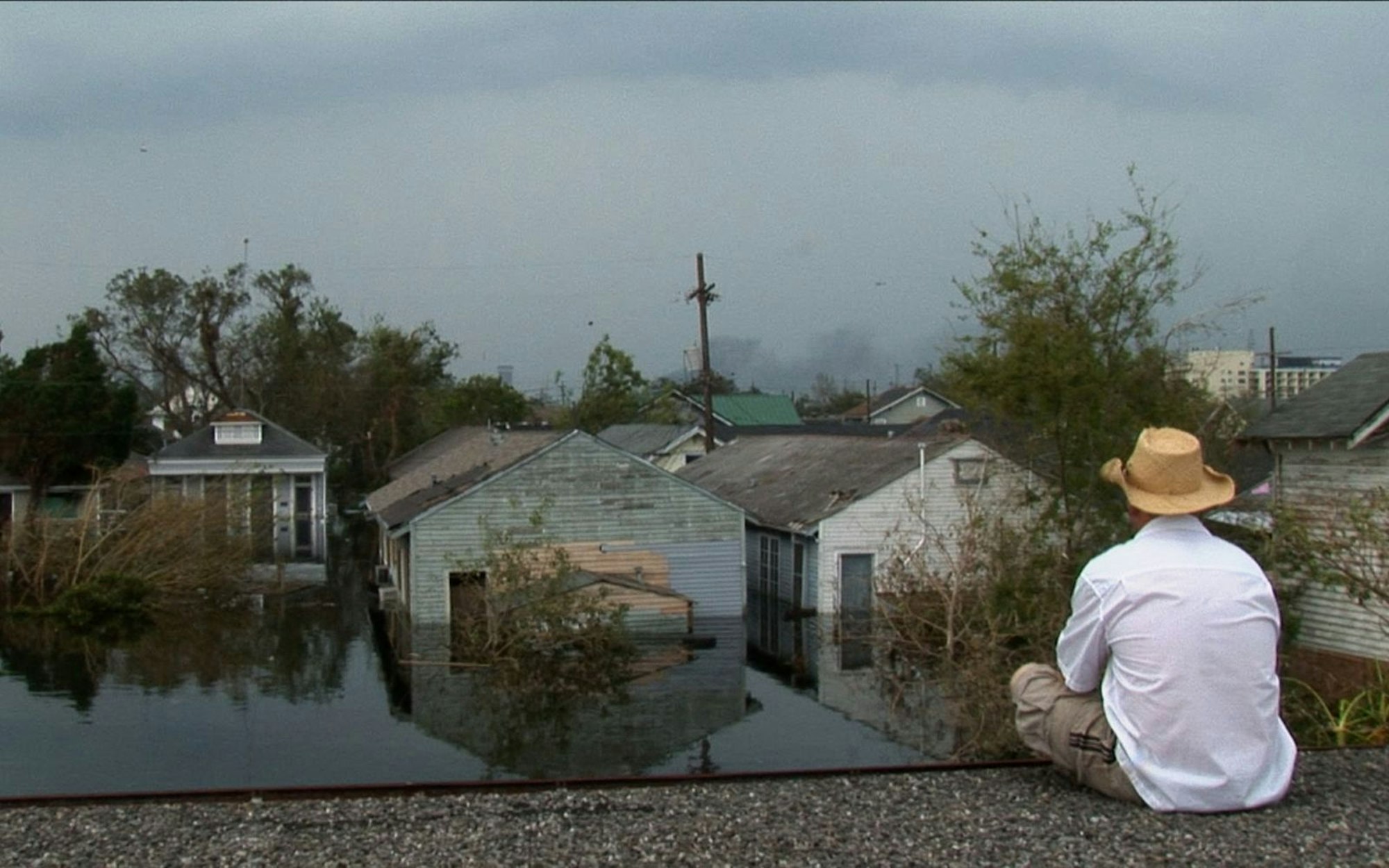 Als nach Hurrikan Katrina die Dämme brachen, wurden weite Teile von New Orleans überflutet. Viele Menschen mussten sich auf ihre Dächer retten und auf Evakuierung hoffen. Für viele kam die Hilfe zu spät. (Bild: Wickes Helmboldt)