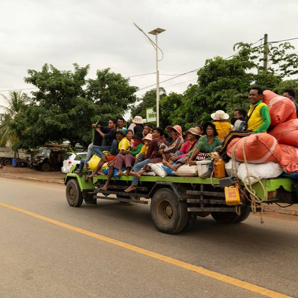 26.07.2025, Kambodscha, Oddar Meanchey: Ein vollgepackter Lastwagen transportiert eine Gruppe von Flüchtlingen, die vor dem anhaltenden Grenzkonflikt zwischen Thailand und Kambodscha fliehen, in der Provinz Oddar Meanchey, Kambodscha. Foto: Anton L. Delgado/AP/dpa +++ dpa-Bildfunk +++