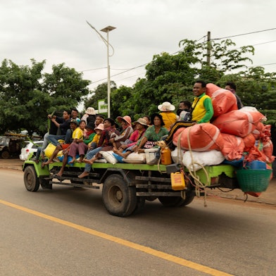 26.07.2025, Kambodscha, Oddar Meanchey: Ein vollgepackter Lastwagen transportiert eine Gruppe von Flüchtlingen, die vor dem anhaltenden Grenzkonflikt zwischen Thailand und Kambodscha fliehen, in der Provinz Oddar Meanchey, Kambodscha. Foto: Anton L. Delgado/AP/dpa +++ dpa-Bildfunk +++