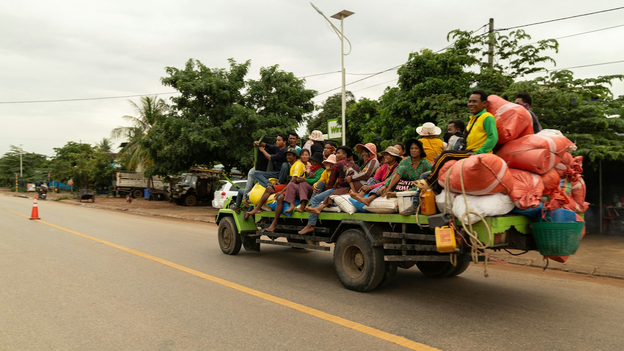 26.07.2025, Kambodscha, Oddar Meanchey: Ein vollgepackter Lastwagen transportiert eine Gruppe von Flüchtlingen, die vor dem anhaltenden Grenzkonflikt zwischen Thailand und Kambodscha fliehen, in der Provinz Oddar Meanchey, Kambodscha. Foto: Anton L. Delgado/AP/dpa +++ dpa-Bildfunk +++