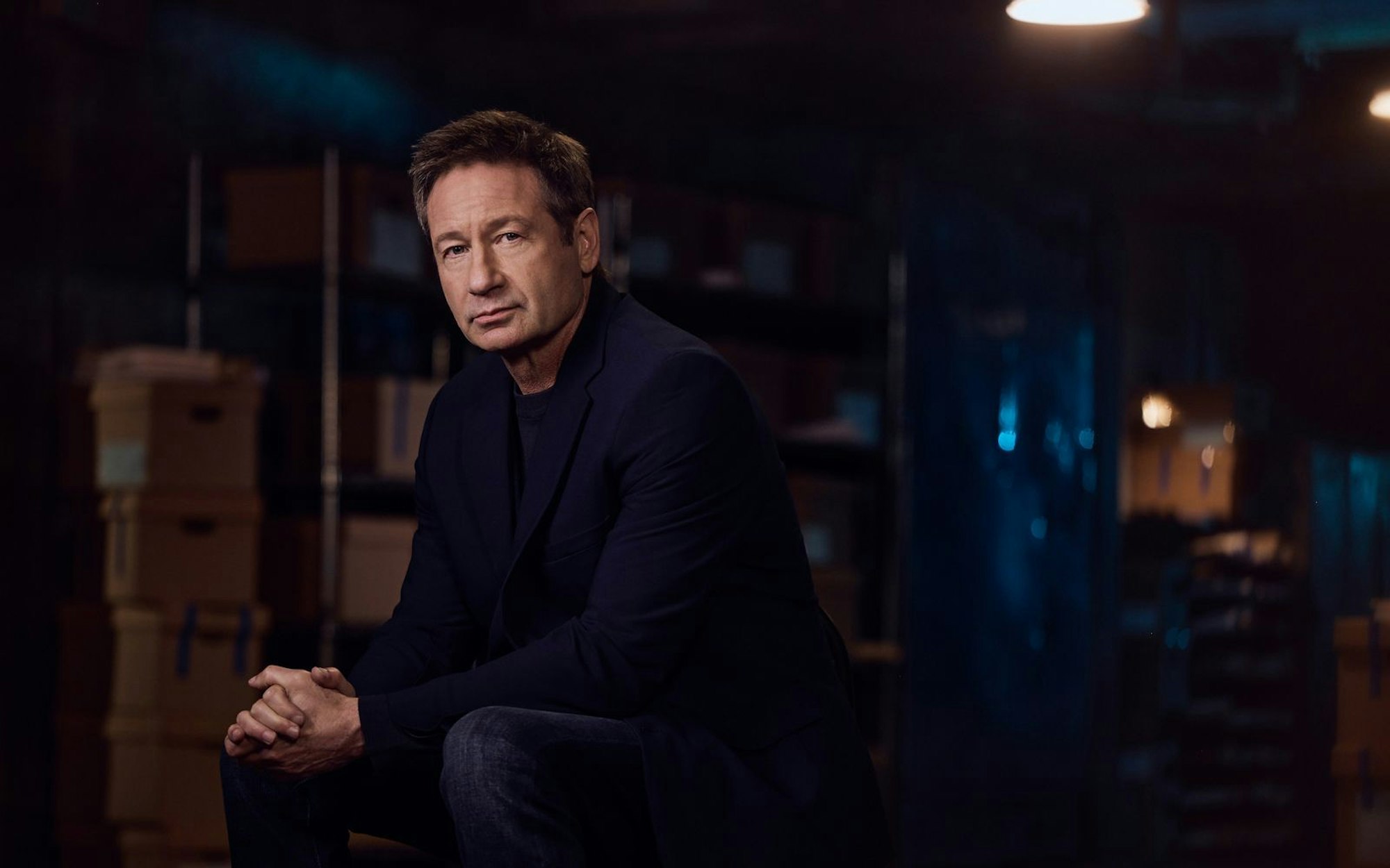 Die Kartons mit Akten hat David Duchovny (Foto) vermutlich nicht selbst durchforstet. In „Secrets Declassified mit David Duchovny“ präsentiert er, was drinsteht. Von geplanten Diktatoren-Morden bis zu geheimer Waffenforschung. (Bild: The HISTORY Channel / A+E Global Media)