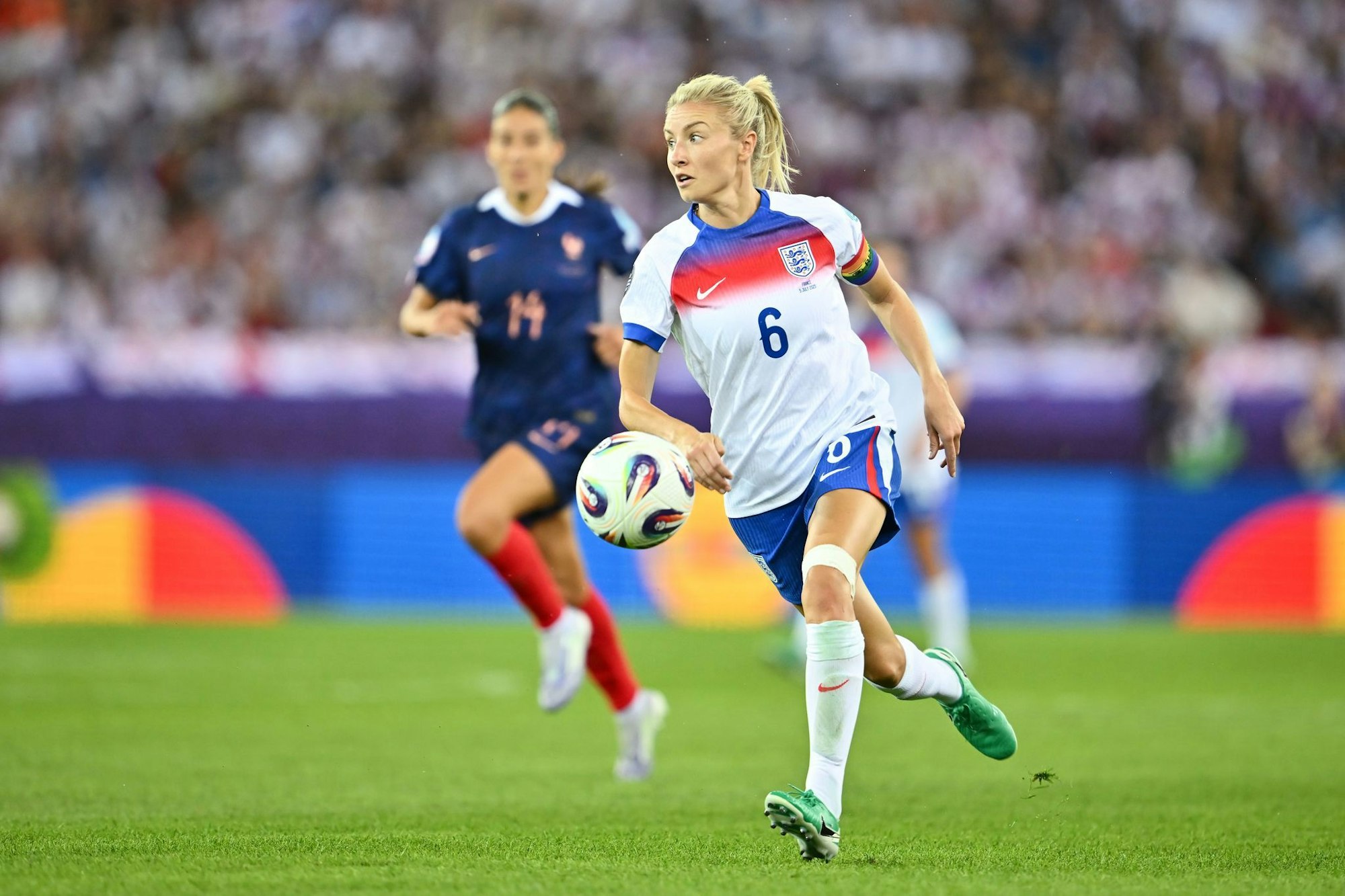 Gibt den Ton an: Englands Kapitänin Leah Williamson (r).