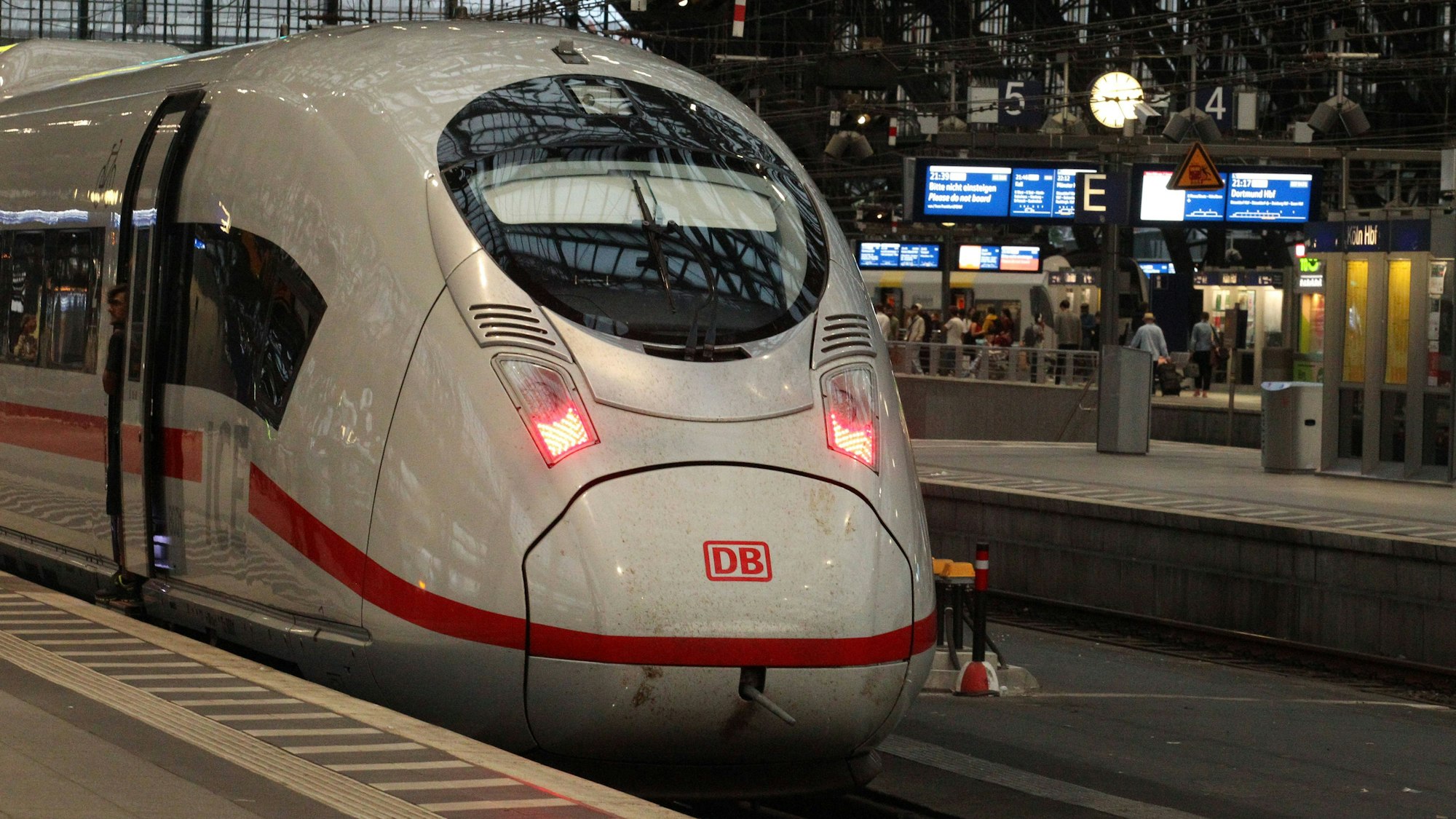 Ein Intercity-Express ICE der Deutschen Bahn steht im Hauptbahnhof Köln.