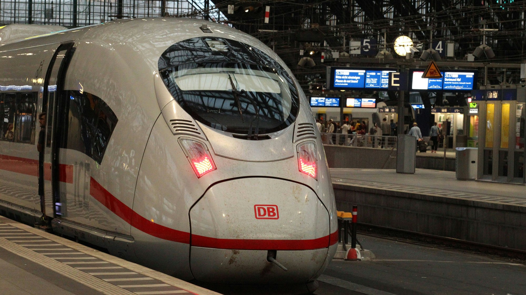 Ein Intercity-Express ICE der Deutschen Bahn steht im Hauptbahnhof Köln. (Symbolbild)