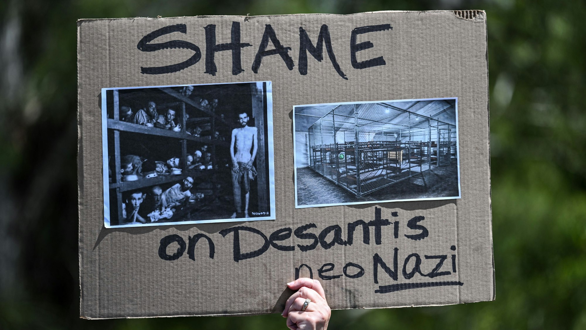 Demonstrierende fordern am 22. Juli 2025 in Ochopee, Florida, die Schließung des Abschiebezentrums „Alligator Alcatraz“ am Dade-Collier Training and Transition Airport.