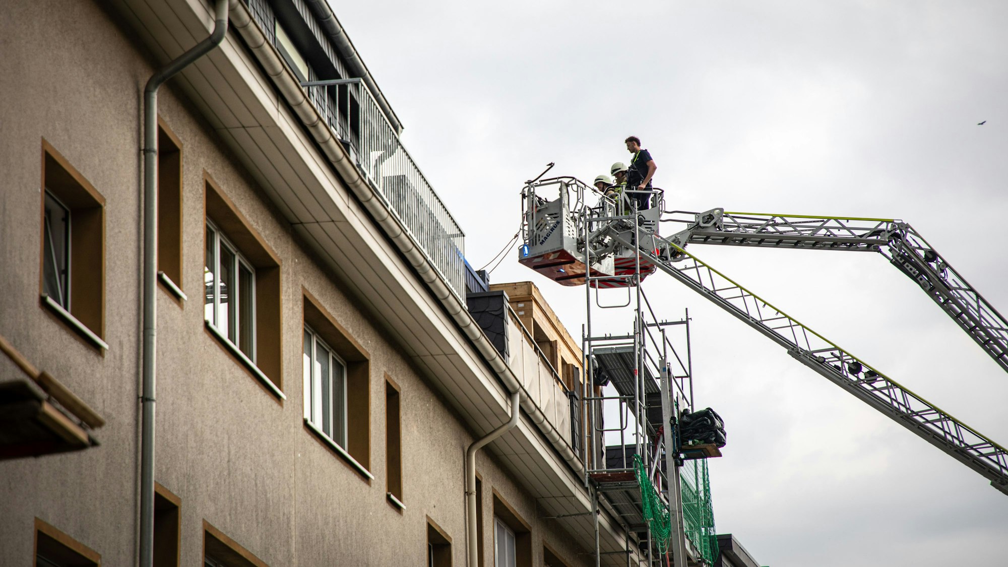 Nach einem Dachstuhlbrand in Köln-Lindenthal war die Feuerwehr am Samstag mit einem Großaufgebot im Einsatz.