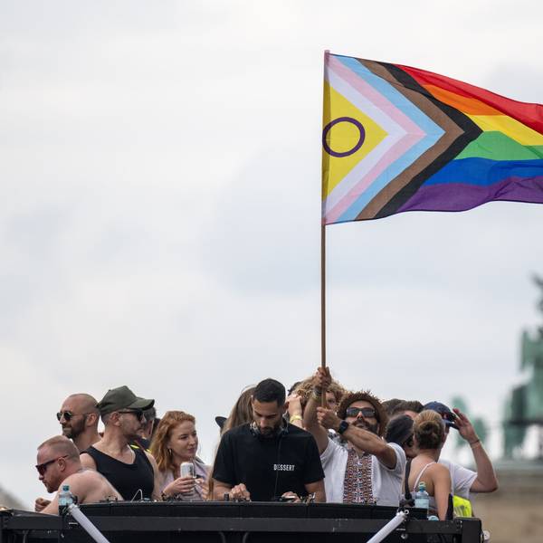 ARCHIV - 22.07.2023, Berlin: Menschen stehen mit einer Pride-Flagge aufeinem Truck. Der Christopher Street Day findet jedes Jahr in vielen Städten in aller Welt statt und soll an die Rechte von Lesben, Schwulen, Bisexuellen, Transgender, Intersexuellen und queeren Menschen erinnern. (zu dpa: «Tausende wollen bei CSD Zeichen für Vielfalt setzen») Foto: Hannes P Albert/dpa +++ dpa-Bildfunk +++
