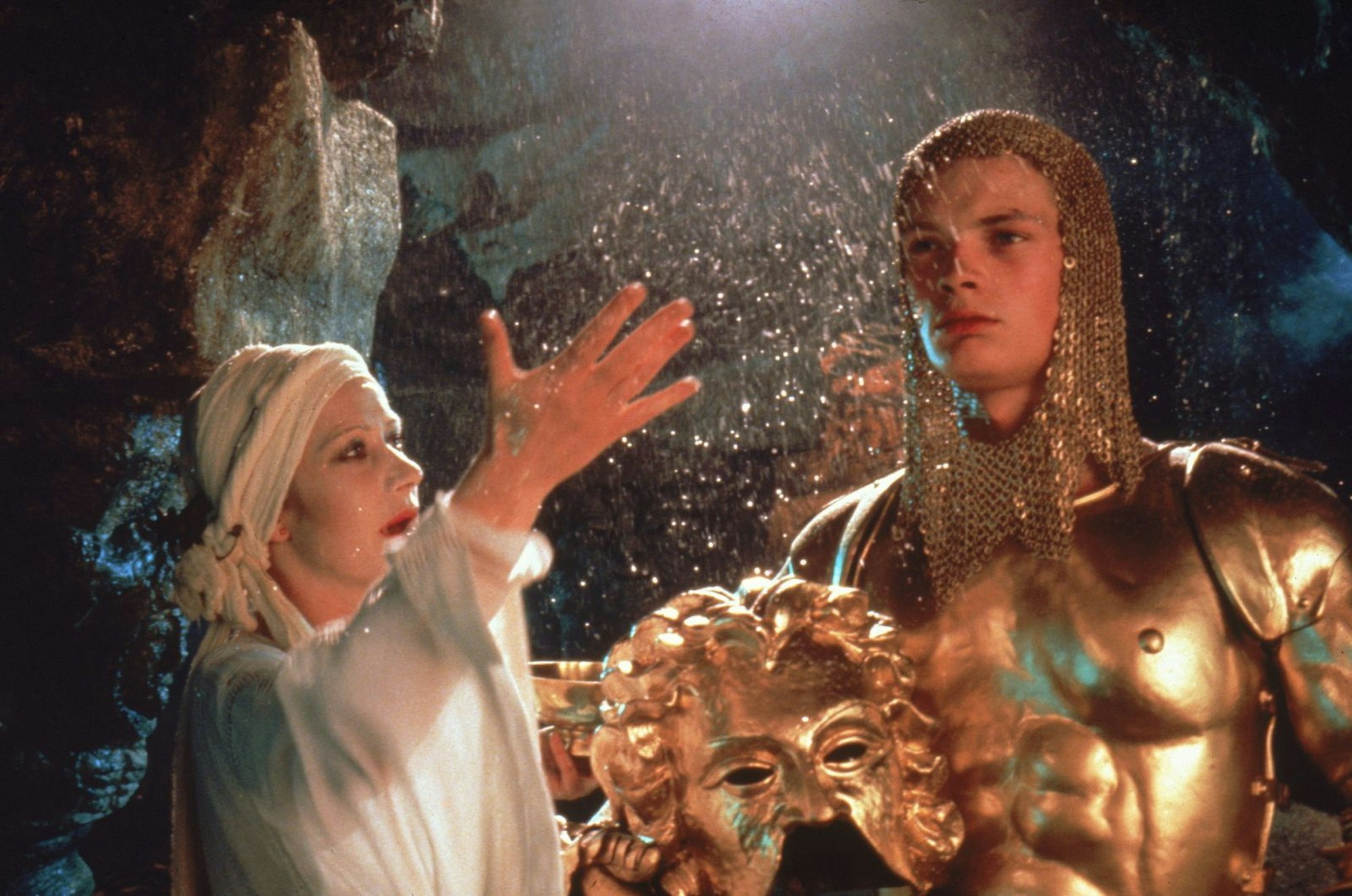 Bei den Dreharbeiten zu John Boormans Fantasy-Klassiker „Excalibur“ lernte Mirren den Schauspieler Liam Neeson kennen und lieben. Das Bild zeigt sie in ihrer Rolle als Morgana mit Mordred-Darsteller Robert Addie. (Bild: Orion Pictures)