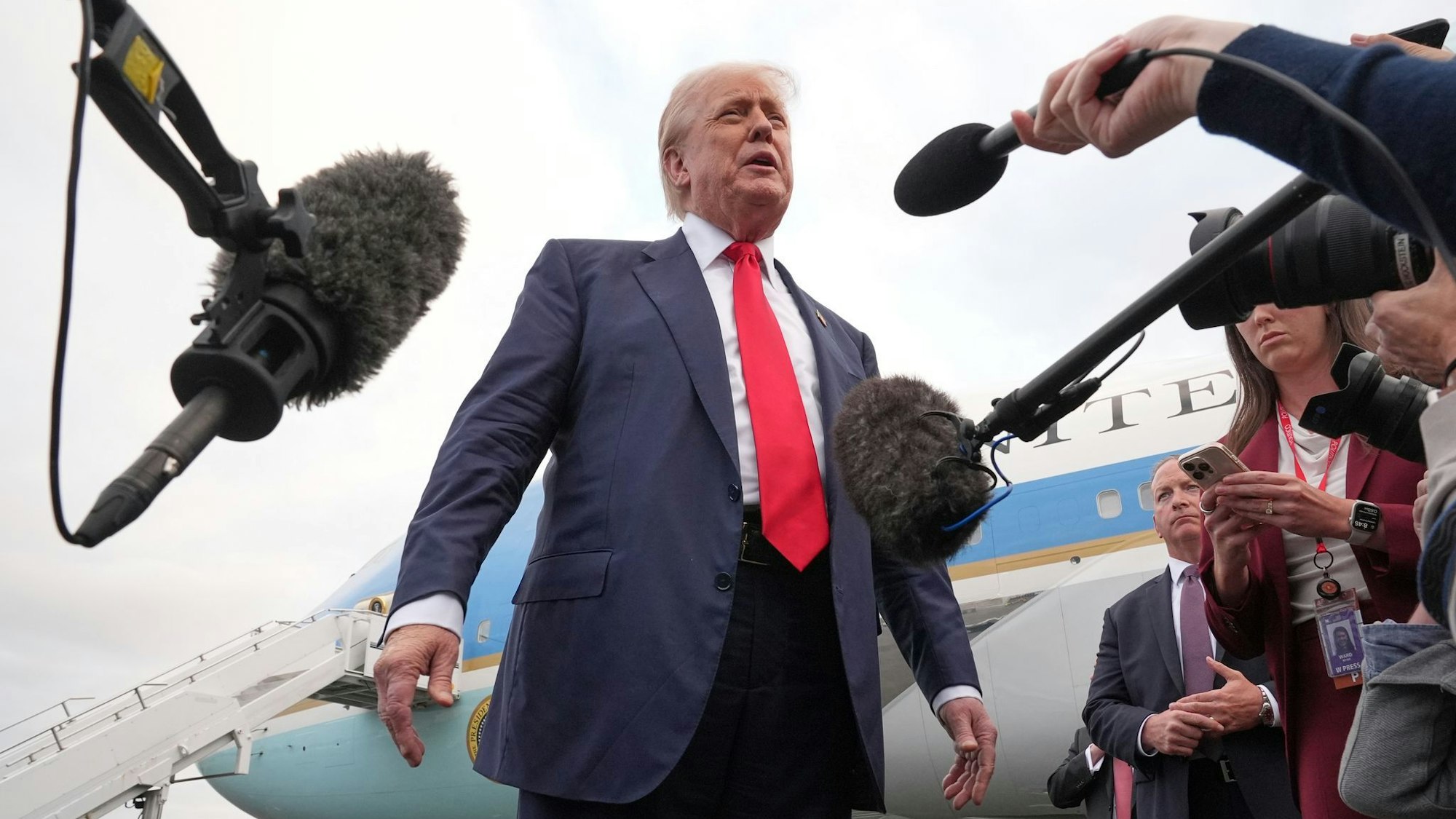 Trump schaltet sich aus Schottland in den Konflikt ein.