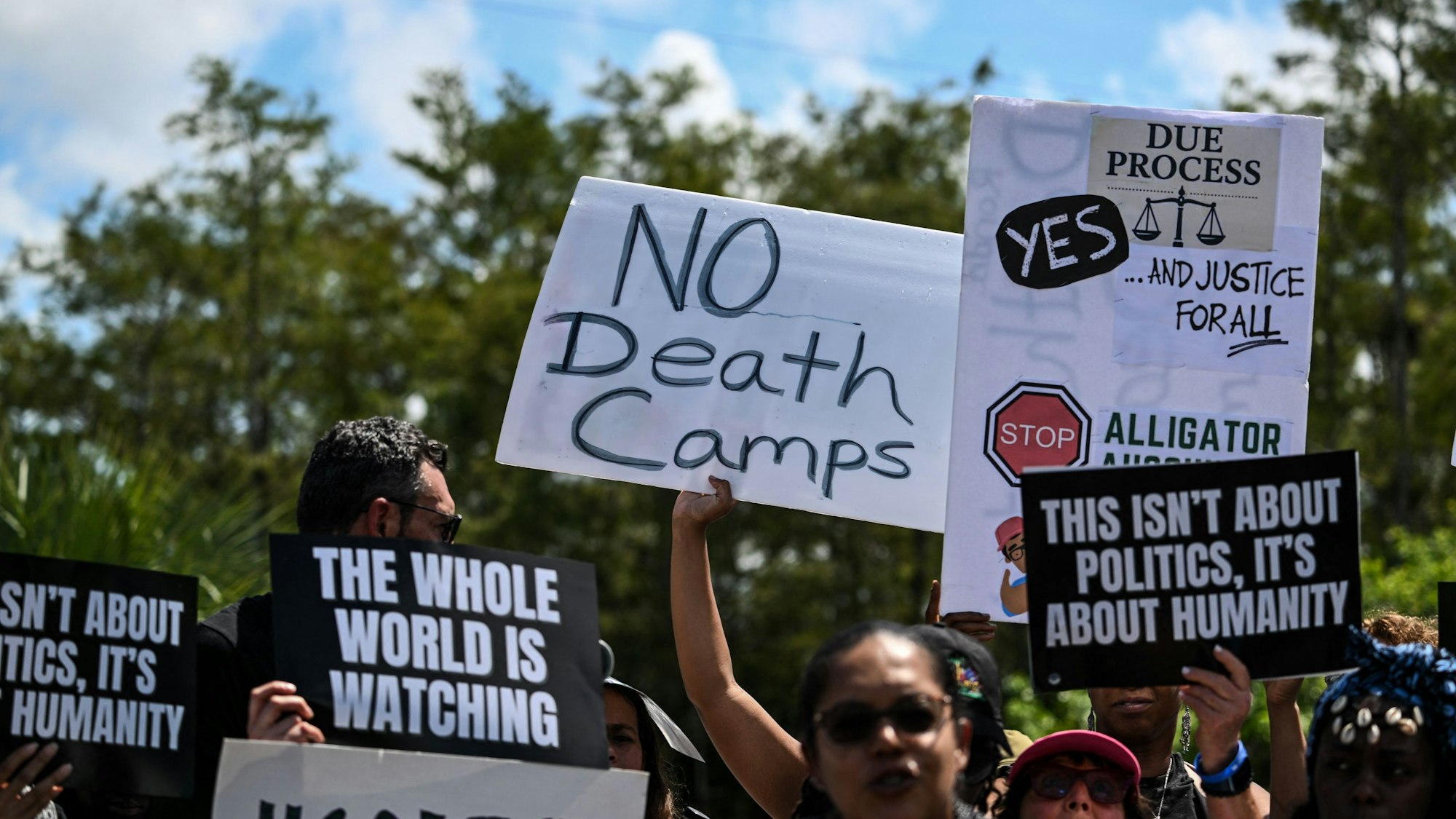Demonstrierende versammeln sich am 22. Juli 2025 in Ochopee, Florida, um die Schließung des Abschiebezentrums „Alligator Alcatraz“ am Dade-Collier Training and Transition Airport zu fordern.