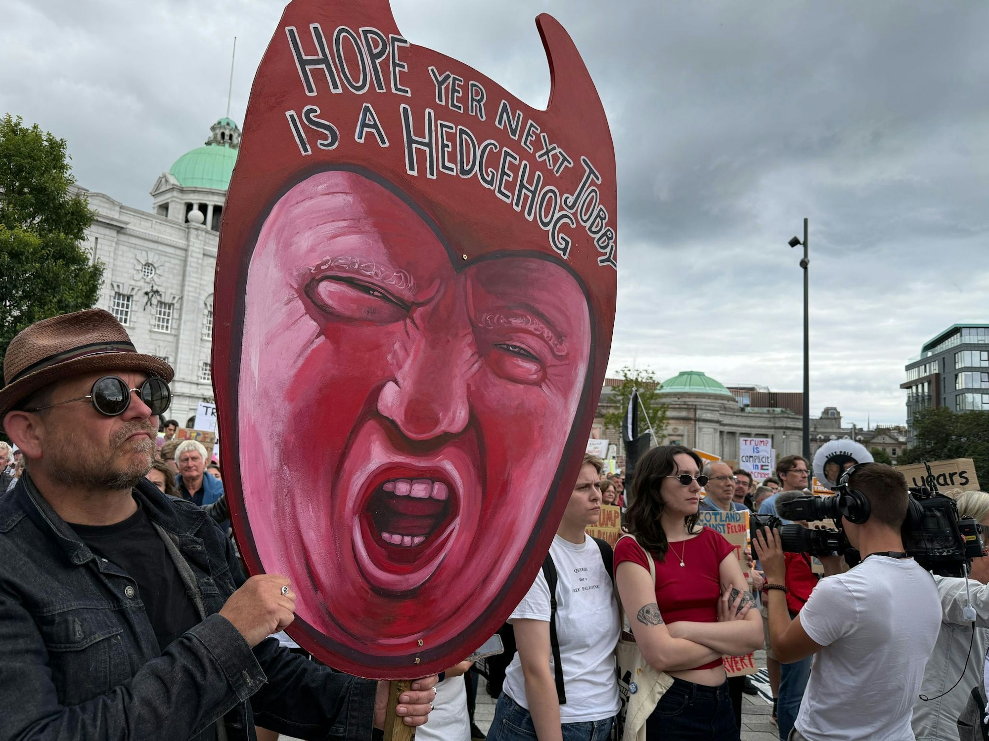 Zahlreiche Menschen protestieren gegen Donald Trump