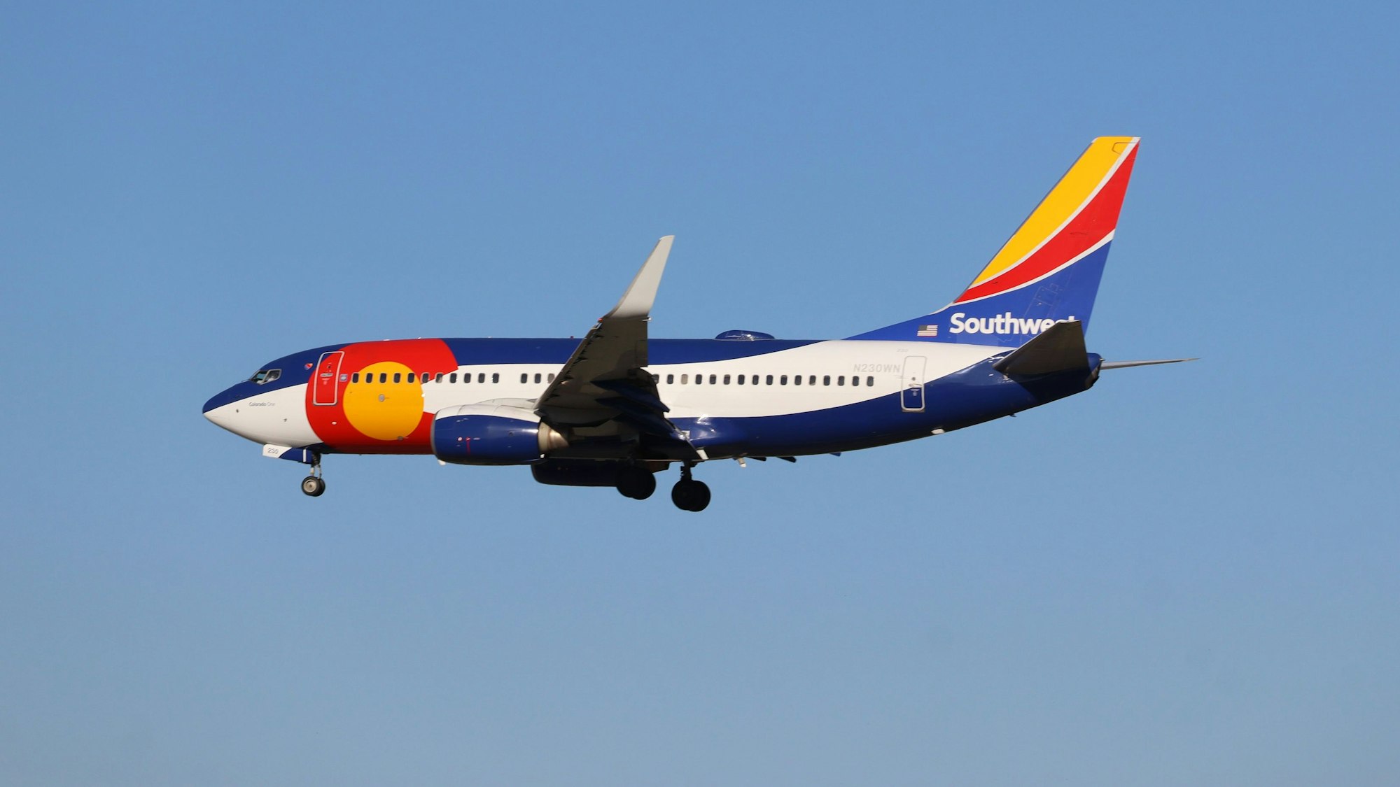 Die Boeing 737-700 der Southwest Airlines in Colorado One-Bemalung bei der Ankunft in SJC von Portland.
