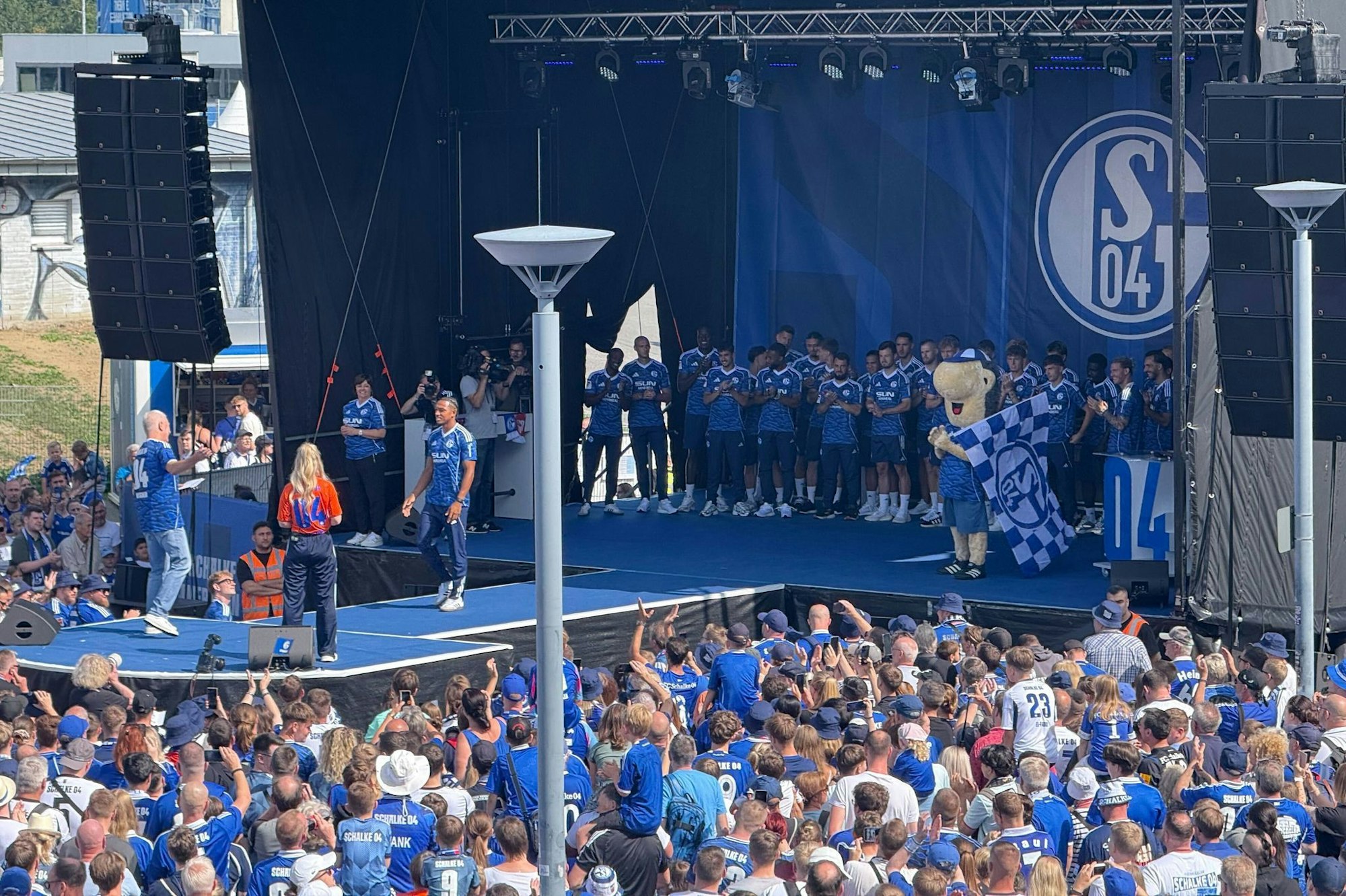 Fans des FC Schalke feiern den neuen Kader
