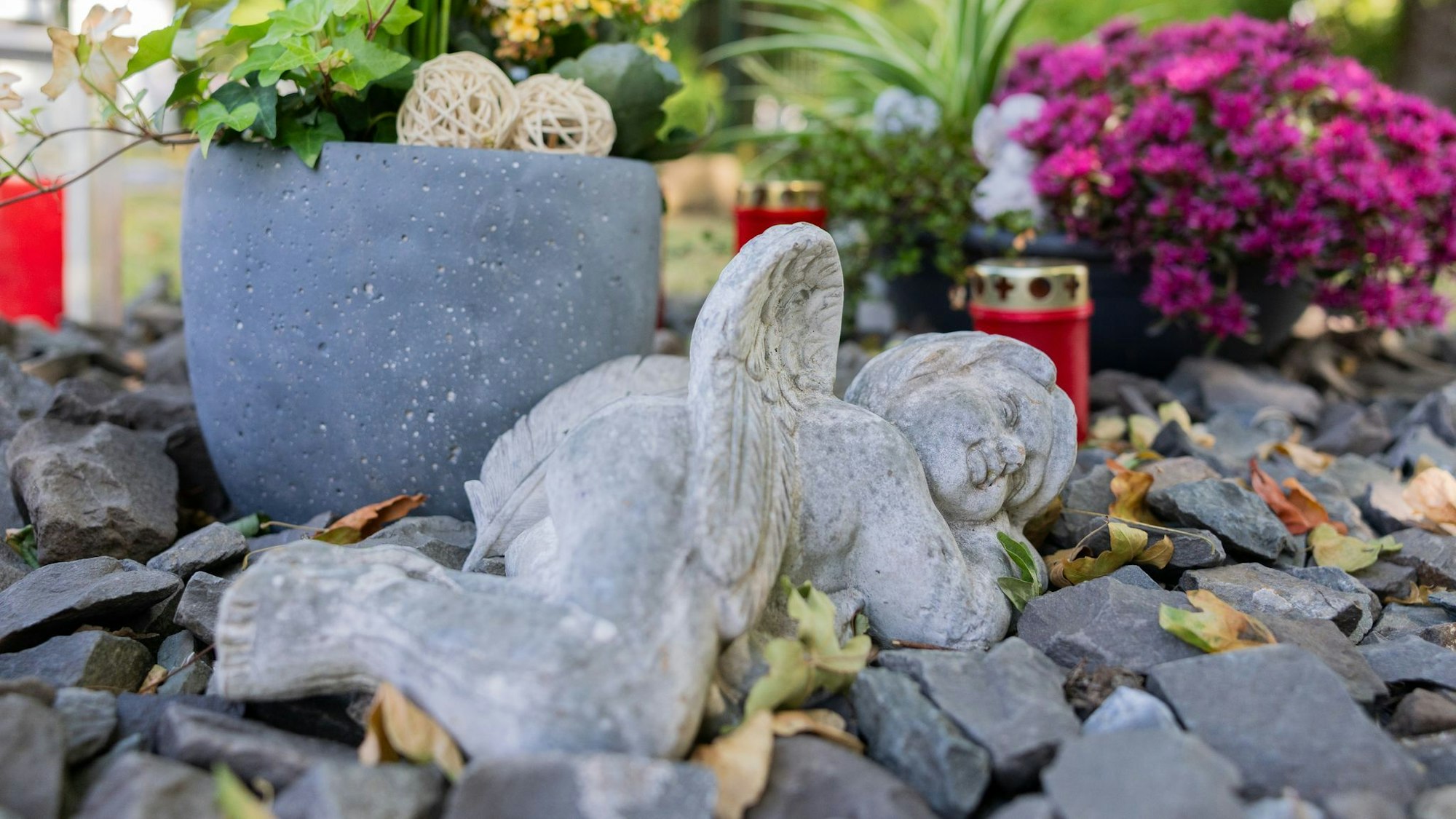 Vor dem Werkstor werden Blumen und Kerzen niedergelegt
