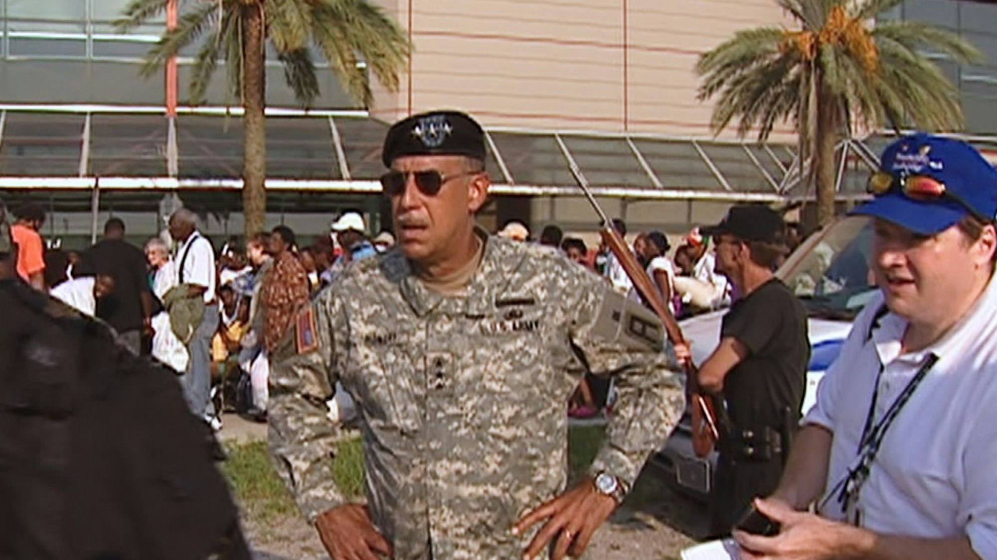 Lt. General Russel L. Honoré (Mitte) leitete nach Hurrikan Katrina die Task Force, die unter anderem Menschen aus dem Stadion Superdome evakuieren sollte, in dem sie Zuflucht gesucht hatten, das aber ebenfalls überflutet wurde. (Bild: CNN)