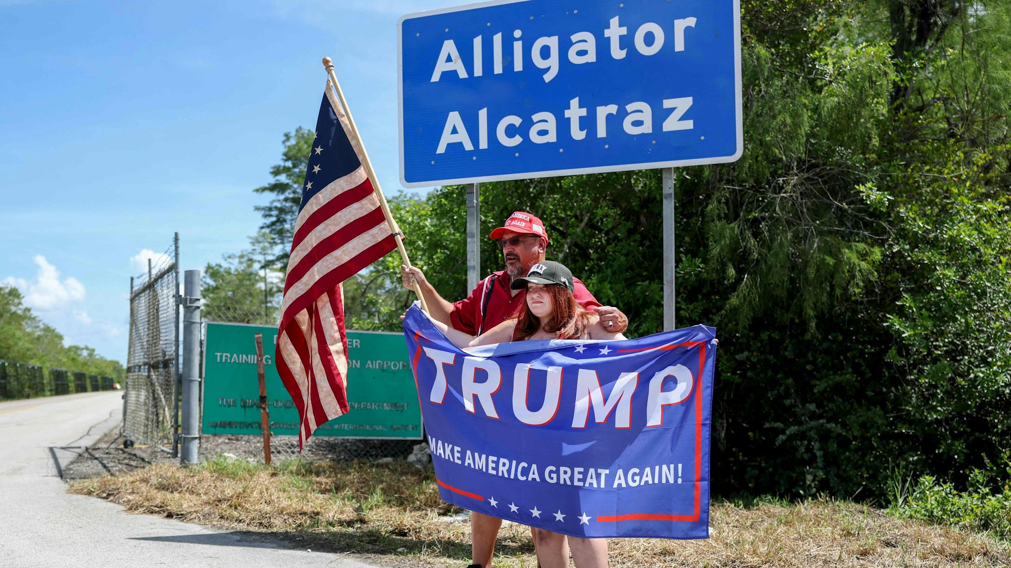 David Mourer und seine Nichte Rena Mourer am Eingang von „Alligator Alcatraz“ am Dade-Collier Training and Transition Airport in Ochopee, Florida.