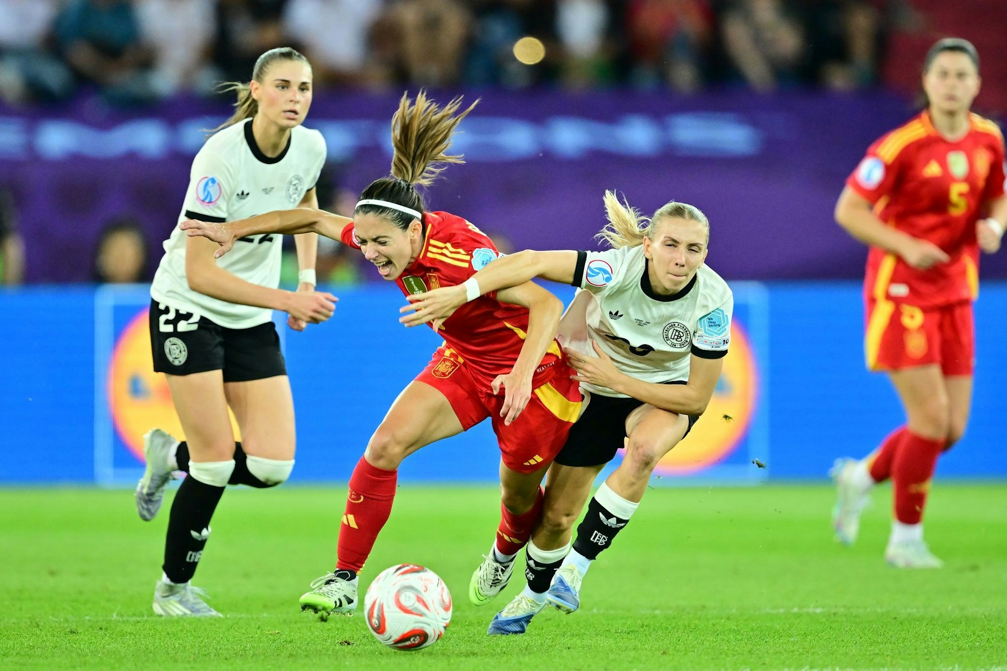 Fairplay: Spaniens Aitana Bonmatí (l) im Duell mit Deutschlands Elisa Senß.