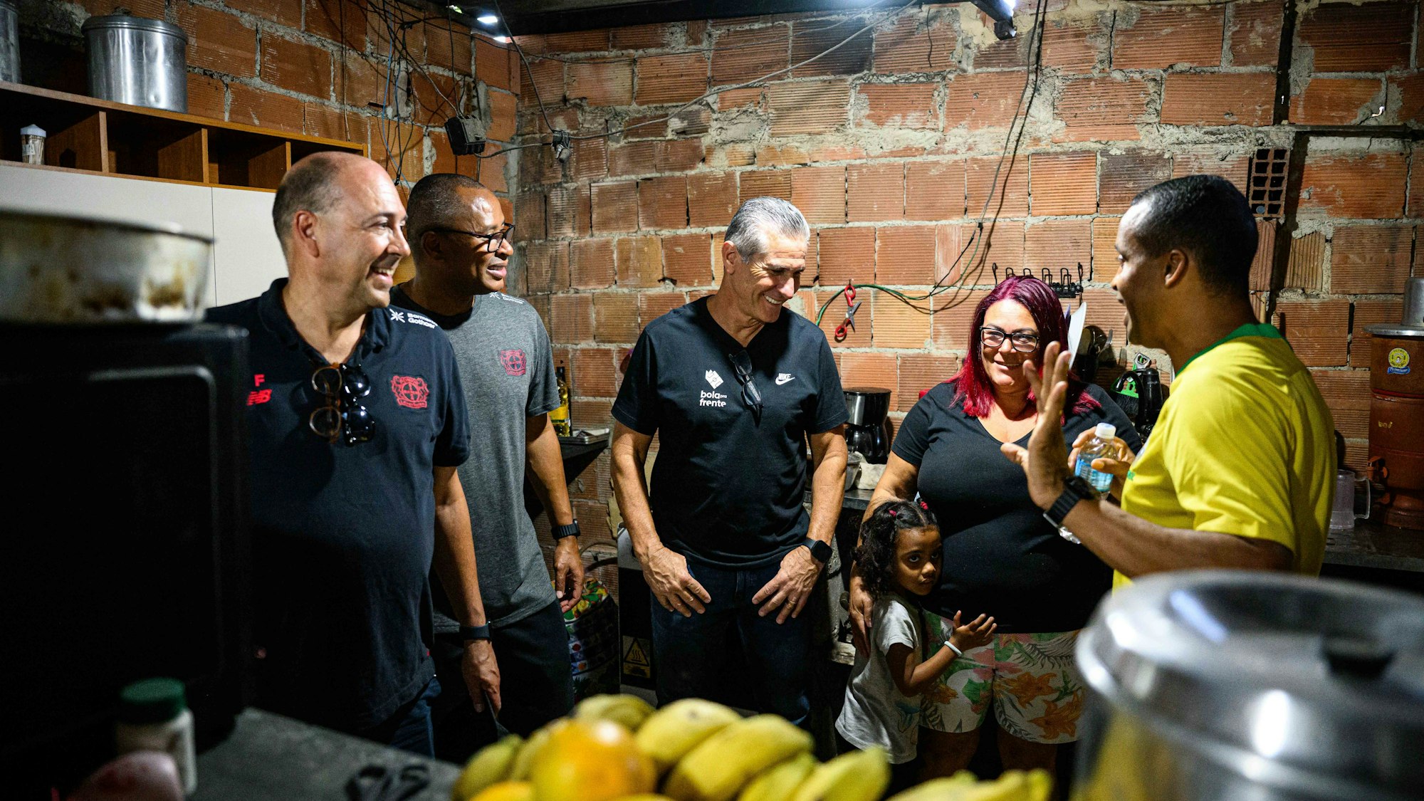Bei Edna in der Küche: Carro (v.l), Paulo Sergio, Jorginho, Edna mit Tochter und Mineiro.