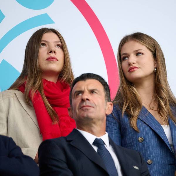 Prinzessin Sofía und Prinzessin Leonor auf der Tribüne.