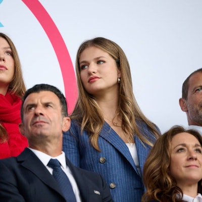 Prinzessin Sofía und Prinzessin Leonor auf der Tribüne.