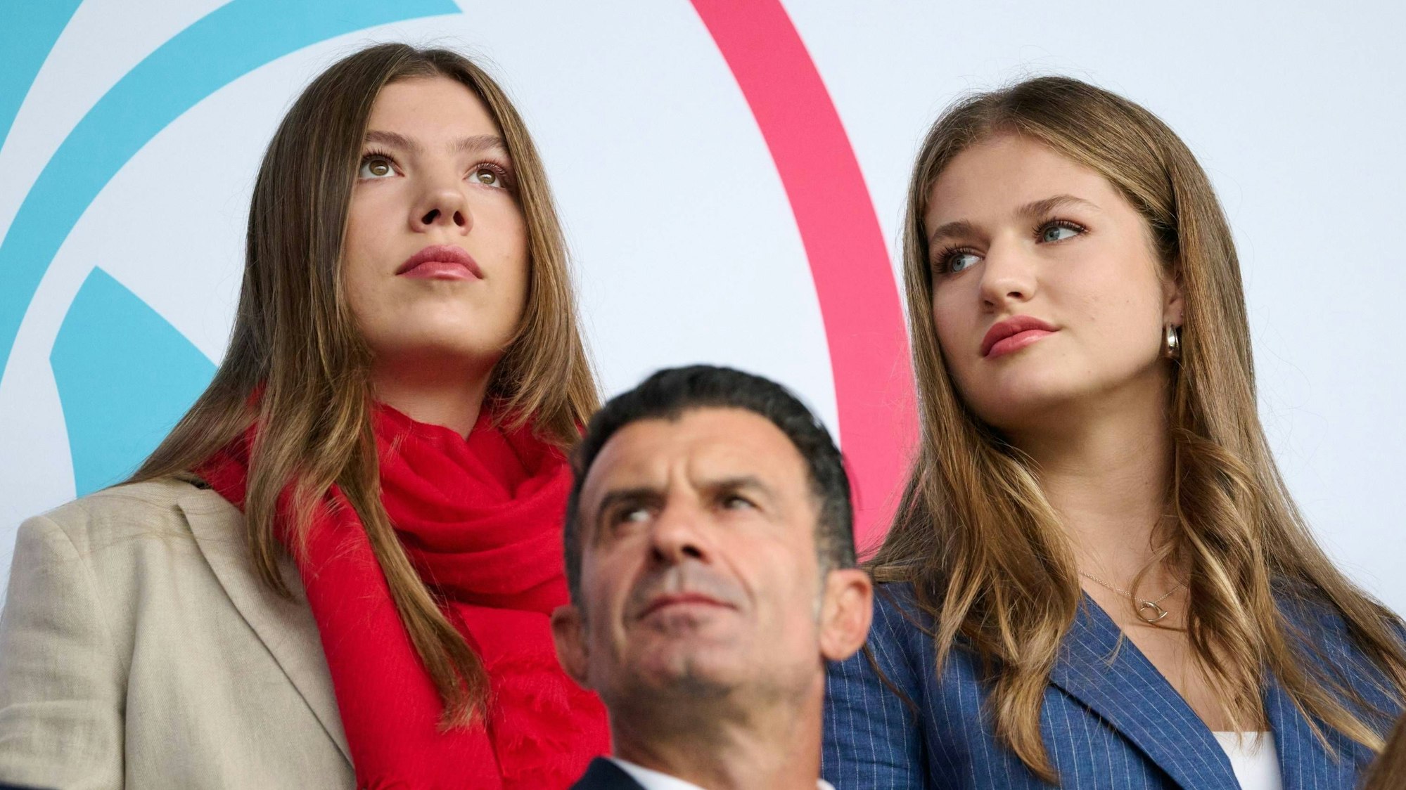 Prinzessin Sofía und Prinzessin Leonor auf der Tribüne.