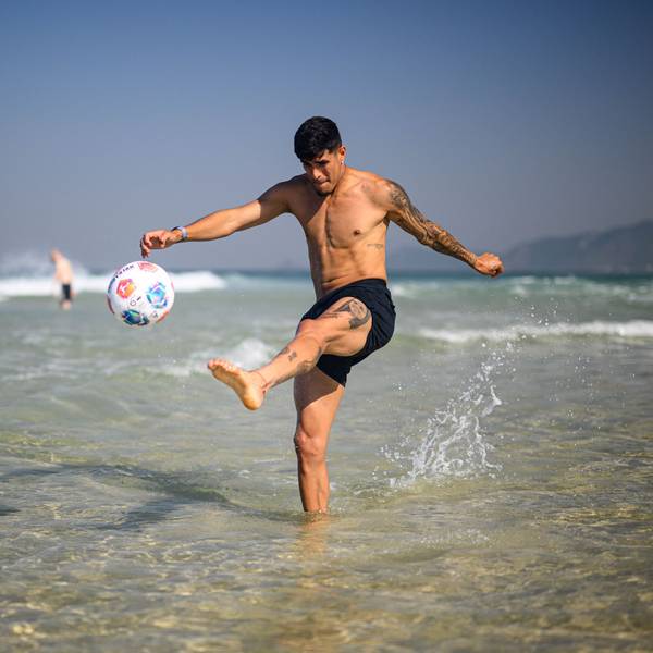 Bayer Leverkusens Piero Hincapie am Strand von Barra in Rio de Janeiro