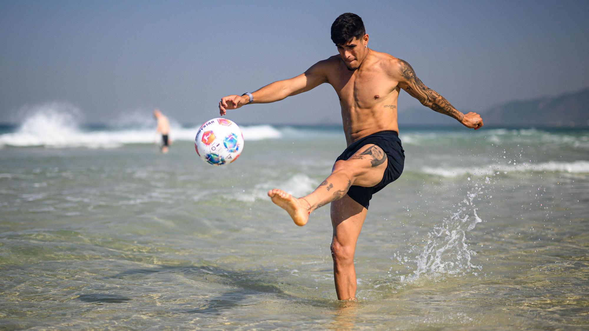 Bayer Leverkusens Piero Hincapie am Strand von Barra in Rio de Janeiro