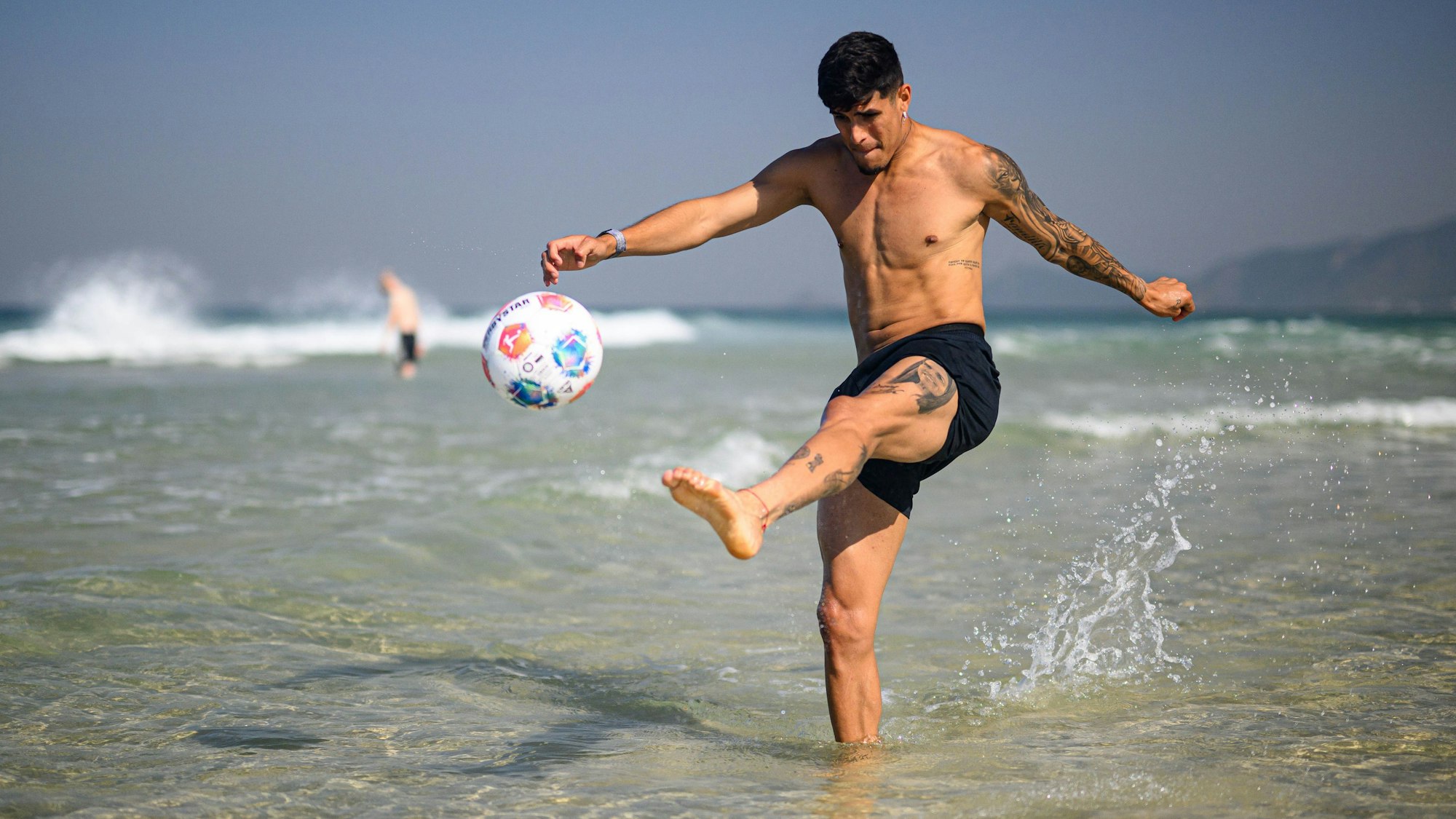 Bayer Leverkusens Piero Hincapie am Strand von Barra in Rio de Janeiro