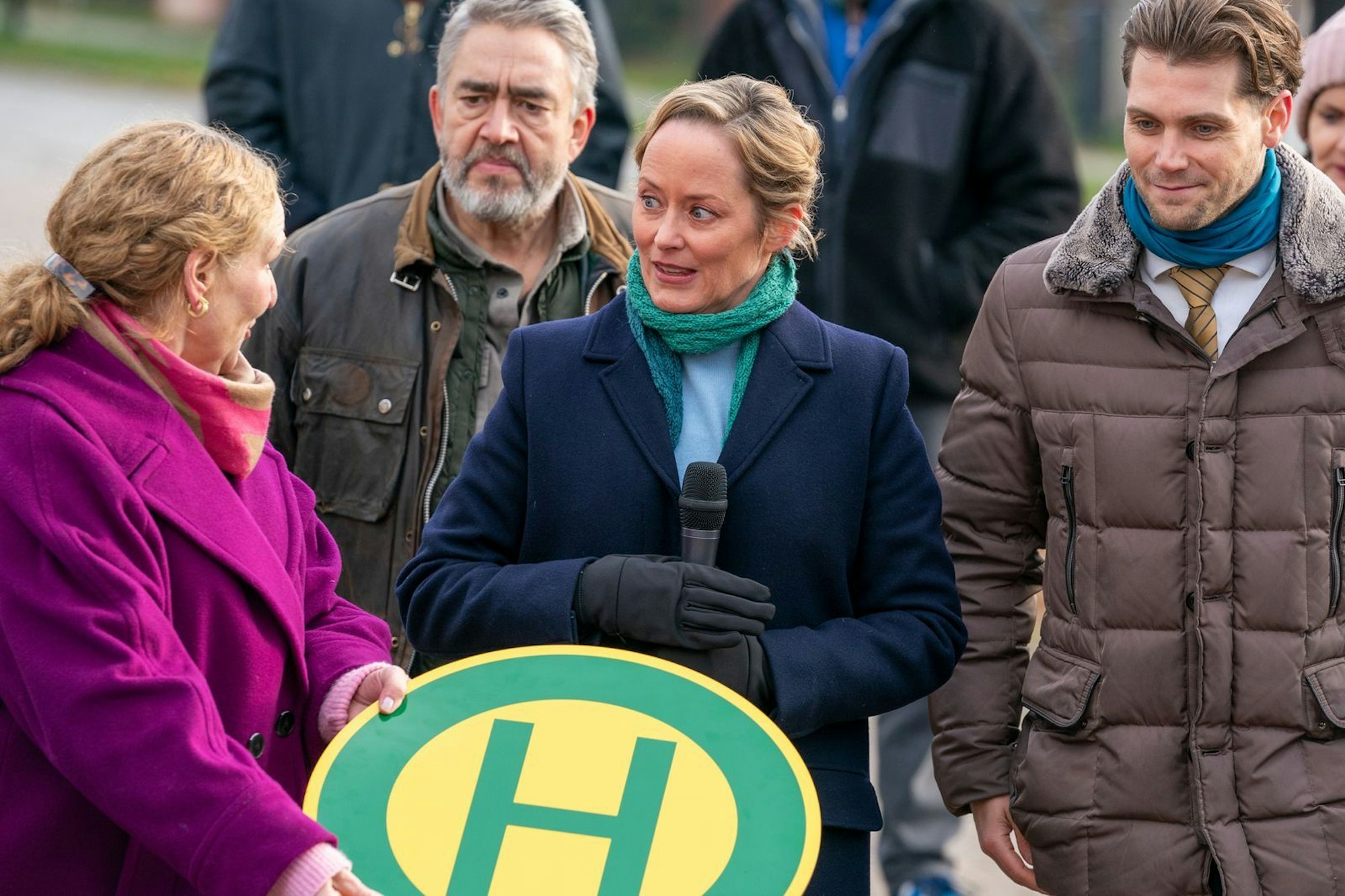 Ihr Ziel ist es, Bundeskanzlerin zu werden. Doch vorerst muss sich Kristina Lurz (Silke Bodenbender, Mitte) als Kleinstadt-Bürgermeisterin mit Dingen wie der Einweihung einer neuen Buslinie zufriedengeben. Immer dabei: ihre Assistentin Mechthild Börne (Inga Dietrich) und bekannte Einwohner wie Barbesitzer Harry Peukert (Alexander Hörbe, zweiter von links). (Bild: ZDF/Oliver Feist)