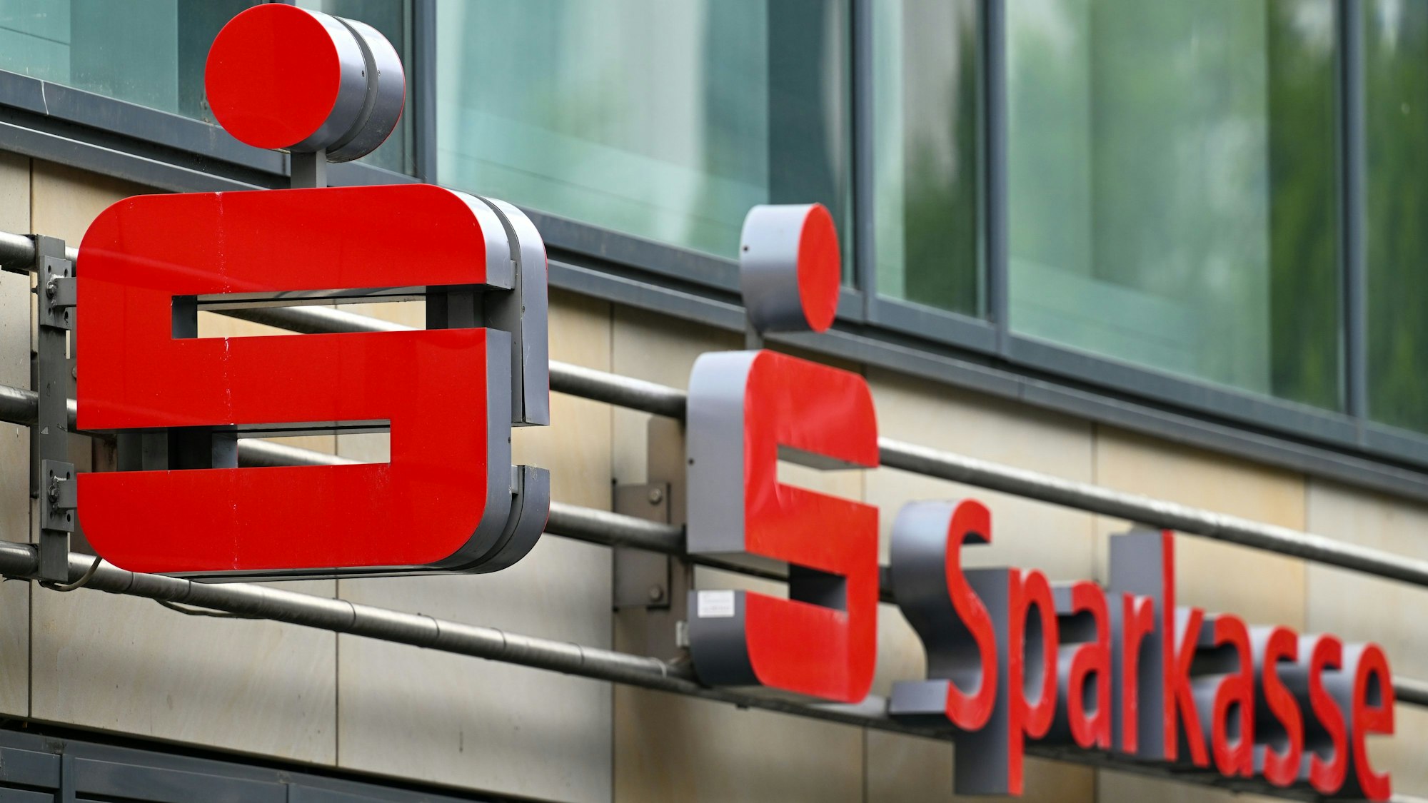 ARCHIV - 05.07.2025, Berlin: Das Logo der Sparkasse ist in der Einkaufsstraße Wilmersdorfer Straße über dem Eingang einer Sparkassenfiliale zu sehen. (zu dpa: «Über eine Million Sparkassen-Kunden beim Zahlverfahren Wero») Foto: Soeren Stache/dpa +++ dpa-Bildfunk +++