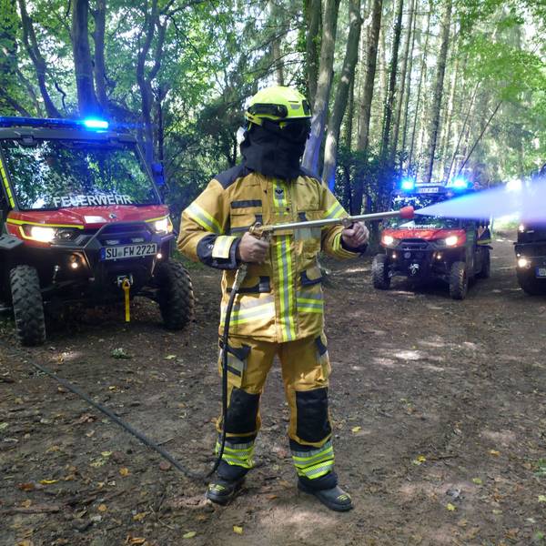 So ausgerüstet gehen Feuerwehrleute bei den Löscharbeiten im Wald vor.