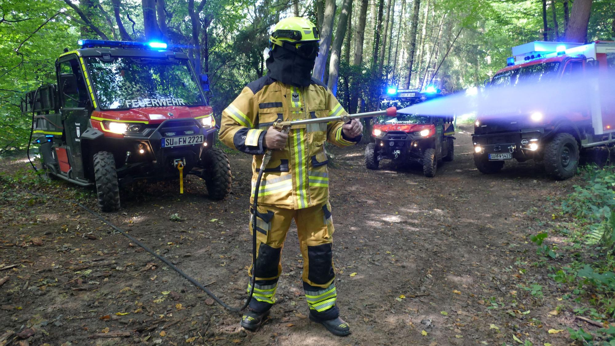 So ausgerüstet gehen Feuerwehrleute bei den Löscharbeiten im Wald vor. Archivfoto.