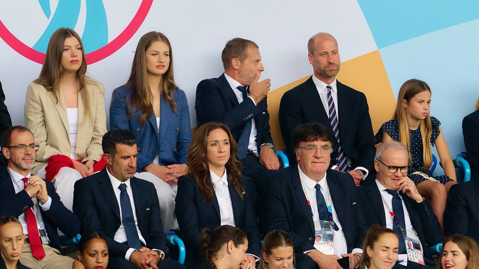 Prinz William, UEFA‑Präsident Aleksander Čeferin, Prinzessin Leonor, Prinzessin Sofía, Prinzessin Charlotte und UEFA‑Offizielle verfolgen das EM‑Finale im St. Jakob‑Park in Basel.