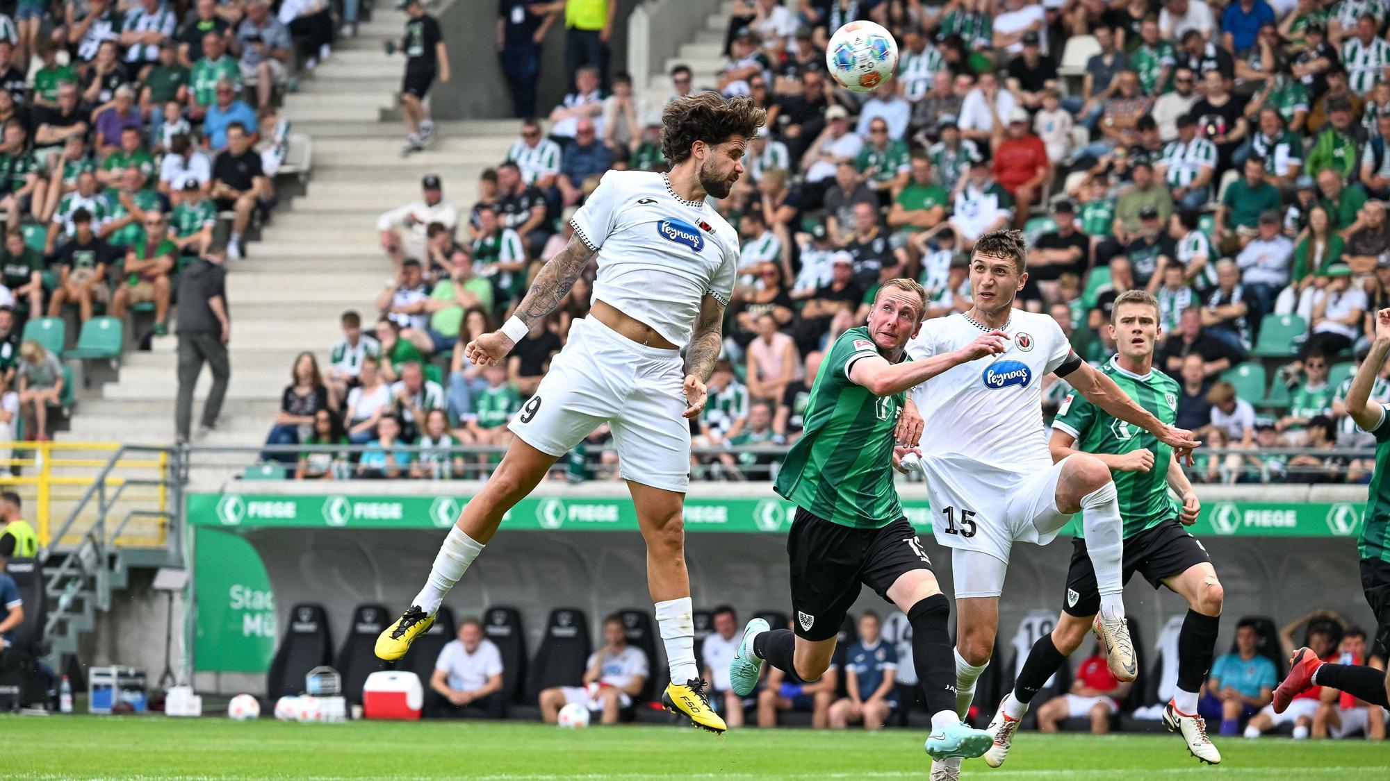 26.07.2025, Fussball: Freundschaftsspiel, SC Preussen Muenster - Viktoria Koeln, Saison 2025/2026, LVM-Preussenstadion in Muenster. Lex Tyger Lobinger Viktoria Koeln, 09 erzielt das Tor zum 1:1 Ausgleich per Kopf. Foto: Kirchner-Media/Thomas Haesler *** 26 07 2025, Football friendly match, SC Preussen Muenster Viktoria Koeln, season 2025 2026, LVM Preussenstadion in Muenster Lex Tyger Lobinger Viktoria Koeln, 09 scores the goal to equalize 1 1 by head Photo Kirchner Media Thomas Haesler Copyright: xKirchner-Media/ThomasxHaeslerx