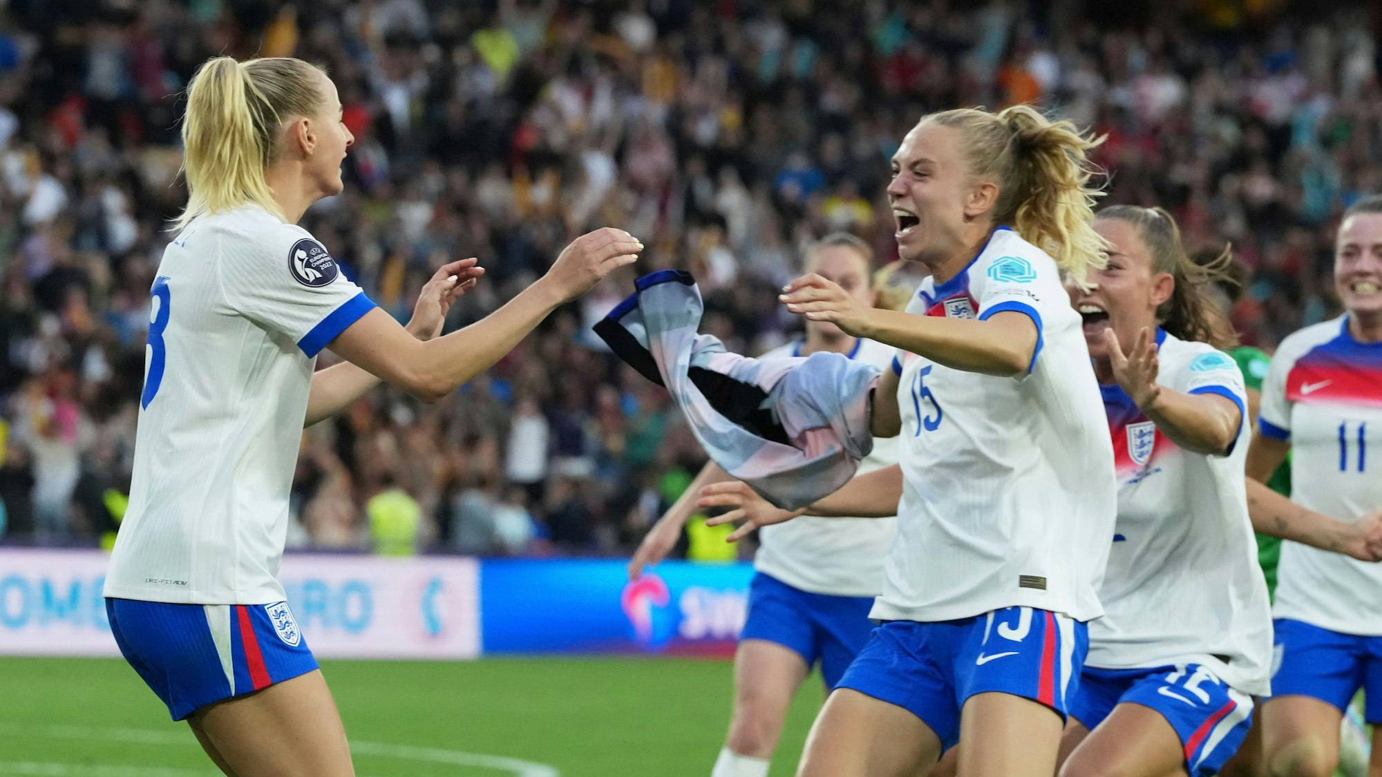 Englands Chloe Kelly (l) feiert mit ihren Teamkolleginnen, nachdem sie den entscheidenden Elfmeter erzielt hat.
