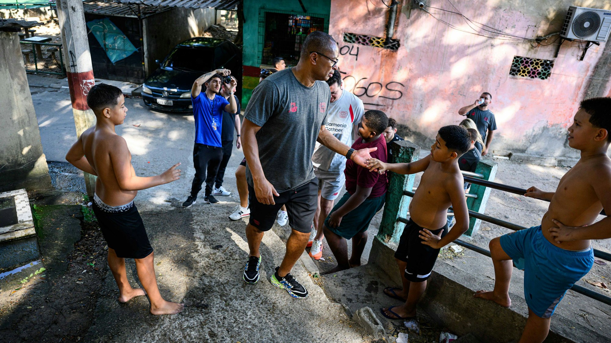 Paulo Sergio begrüßt Kinder und Jugendlich im Complexo dp Muquico.