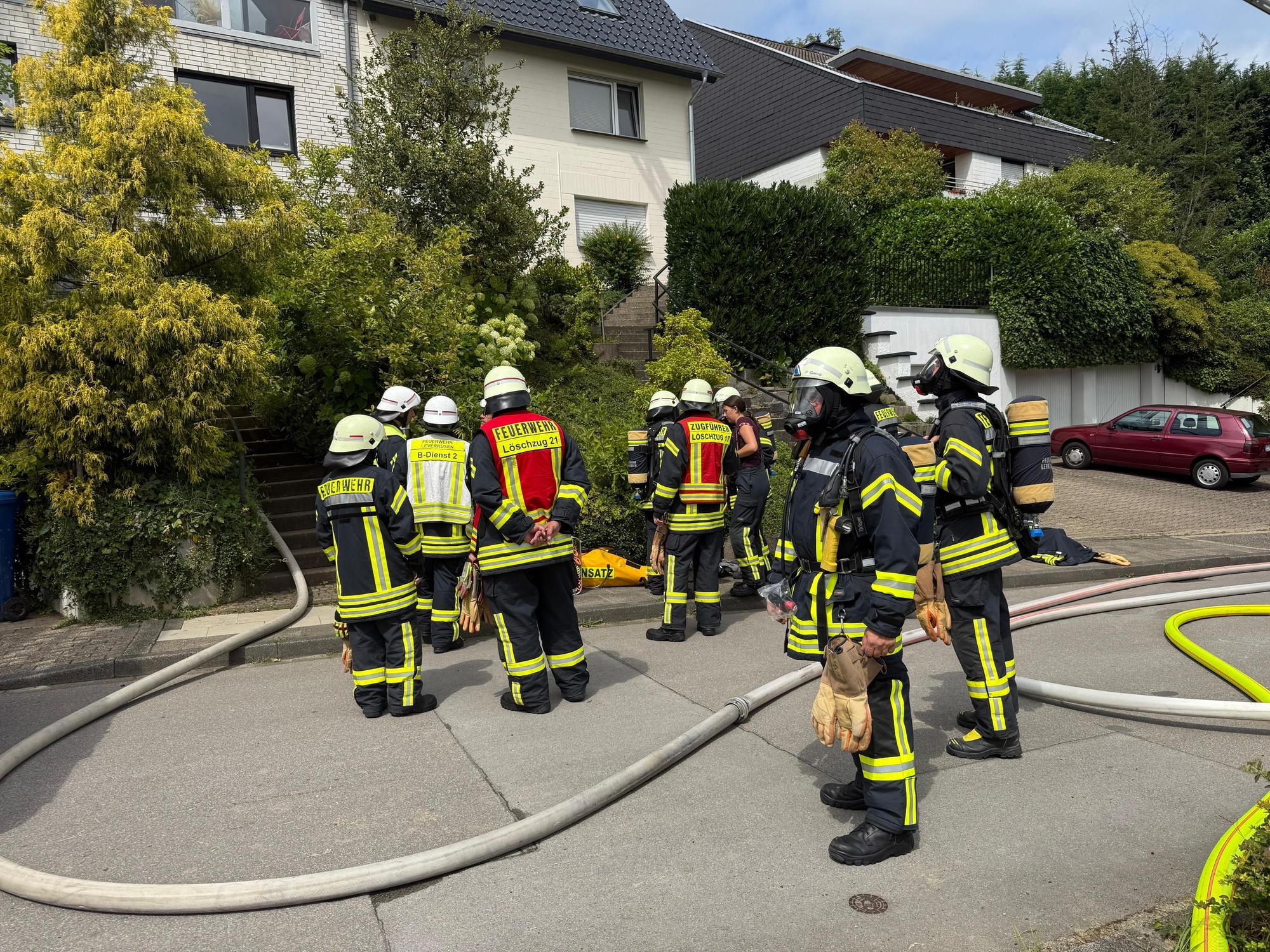 Ist die Fotovoltaikanlage abgestellt, kann die Feuerwehr das Dach öffnen, um an die verbleibenden Glutnester zu gelangen.