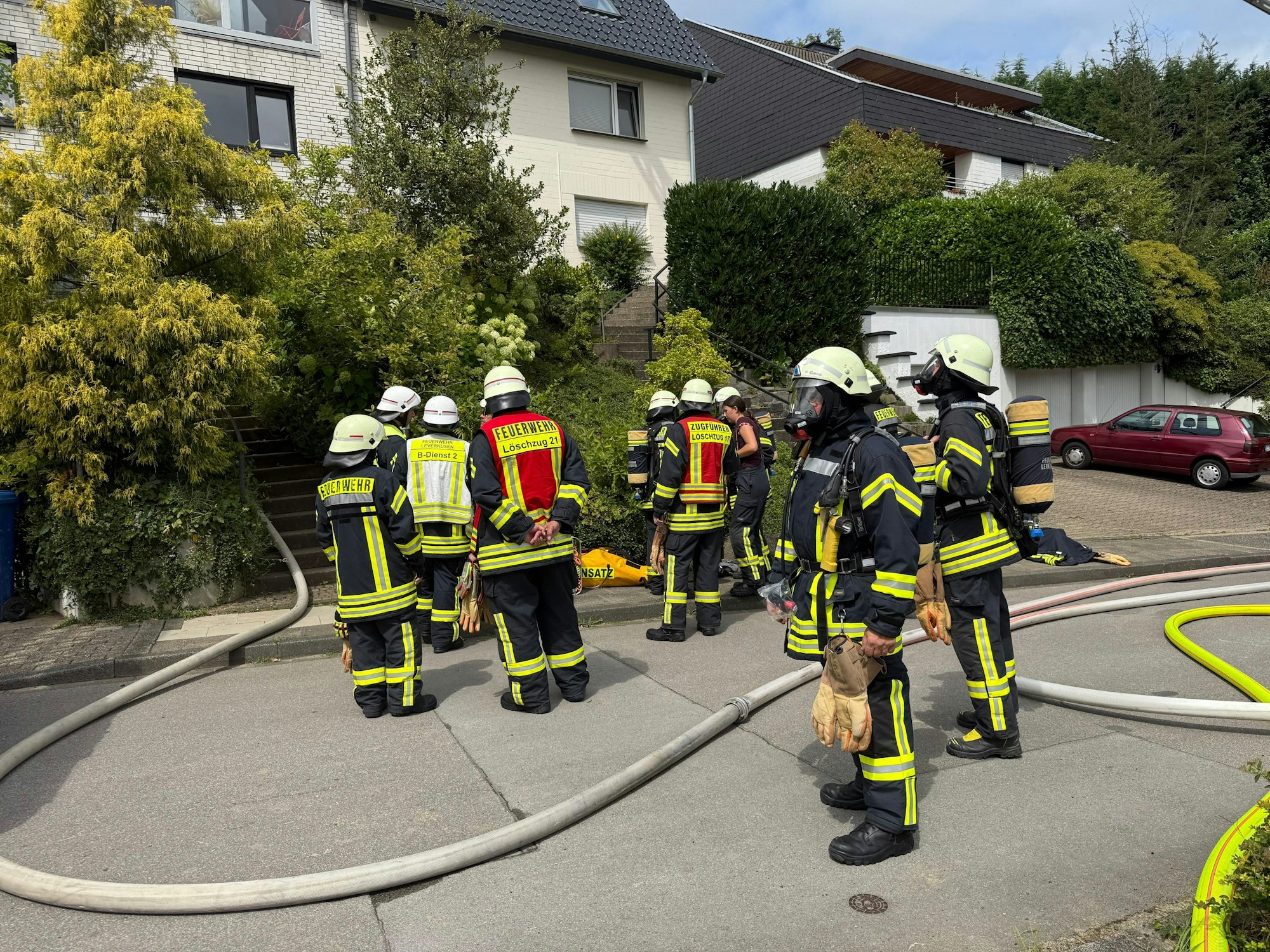 Ist die Fotovoltaikanlage abgestellt, kann die Feuerwehr das Dach öffnen, um an die verbleibenden Glutnester zu gelangen.