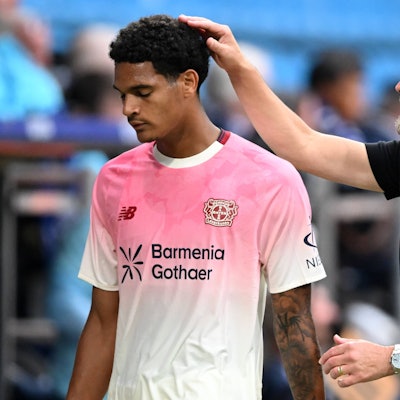 Leverkusens Jarell Quansah und Trainer Erik ten Hag.