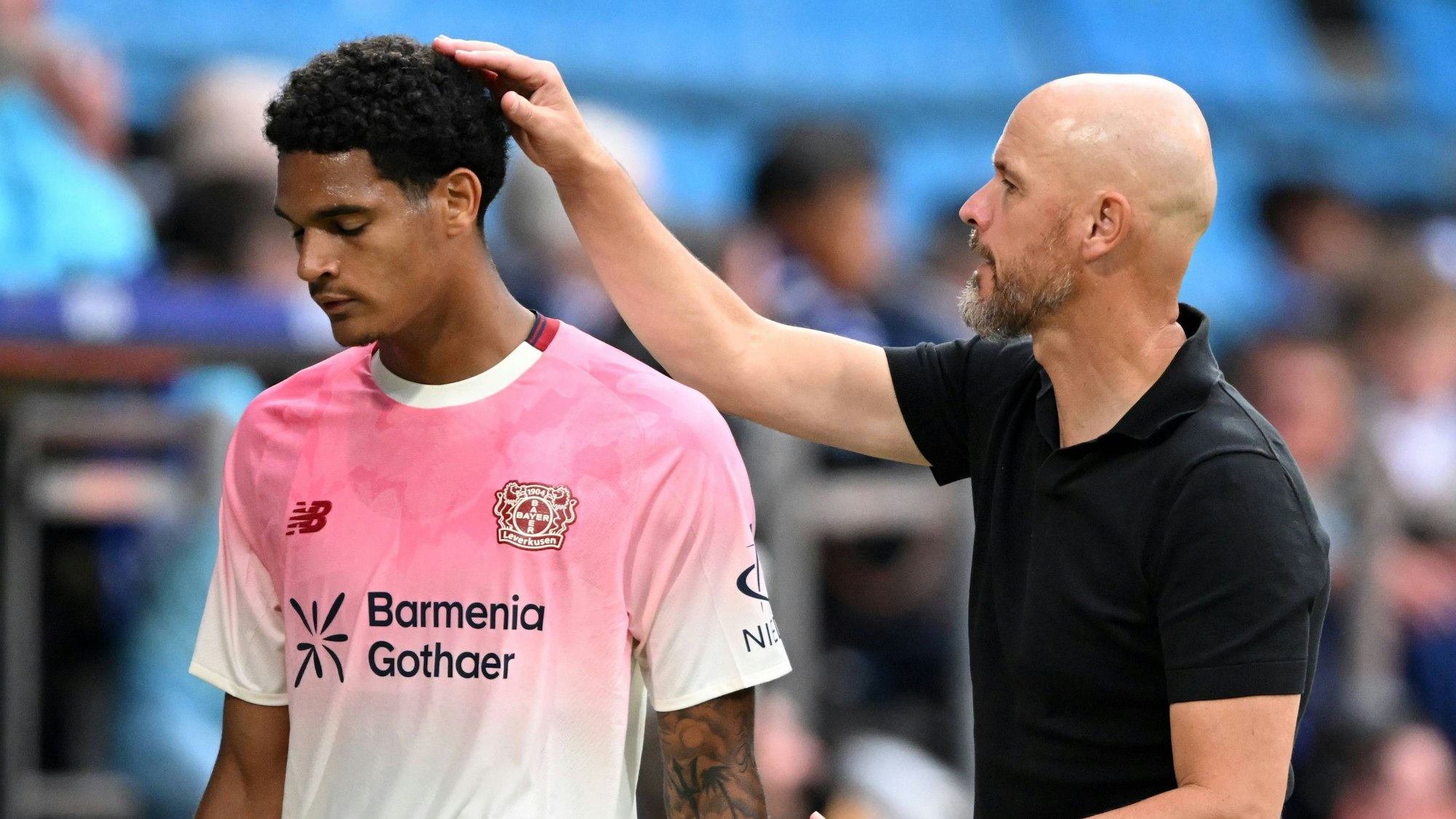Leverkusens Jarell Quansah und Trainer Erik ten Hag.