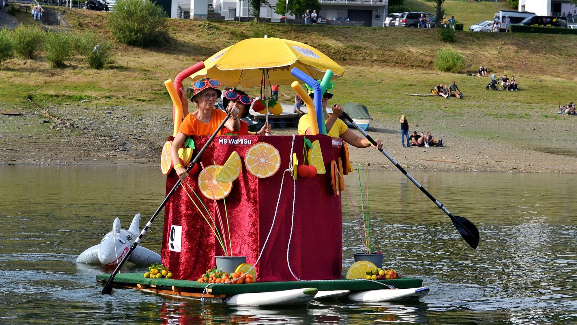 Bei der Crazy-Boats-Parade schwamm ein Team in einem übergroßen Sangria-Eimer über den See.