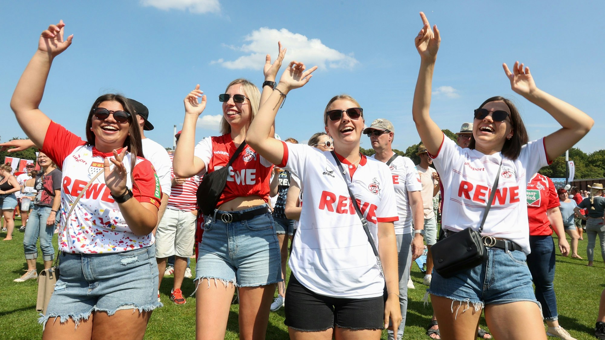 Alyssa, Lisa, Mira und Sara aus Euskirchen feierten vor Jahren auf den Stadionvorwiesen die FC-Saisoneröffnung mit (Archiv)