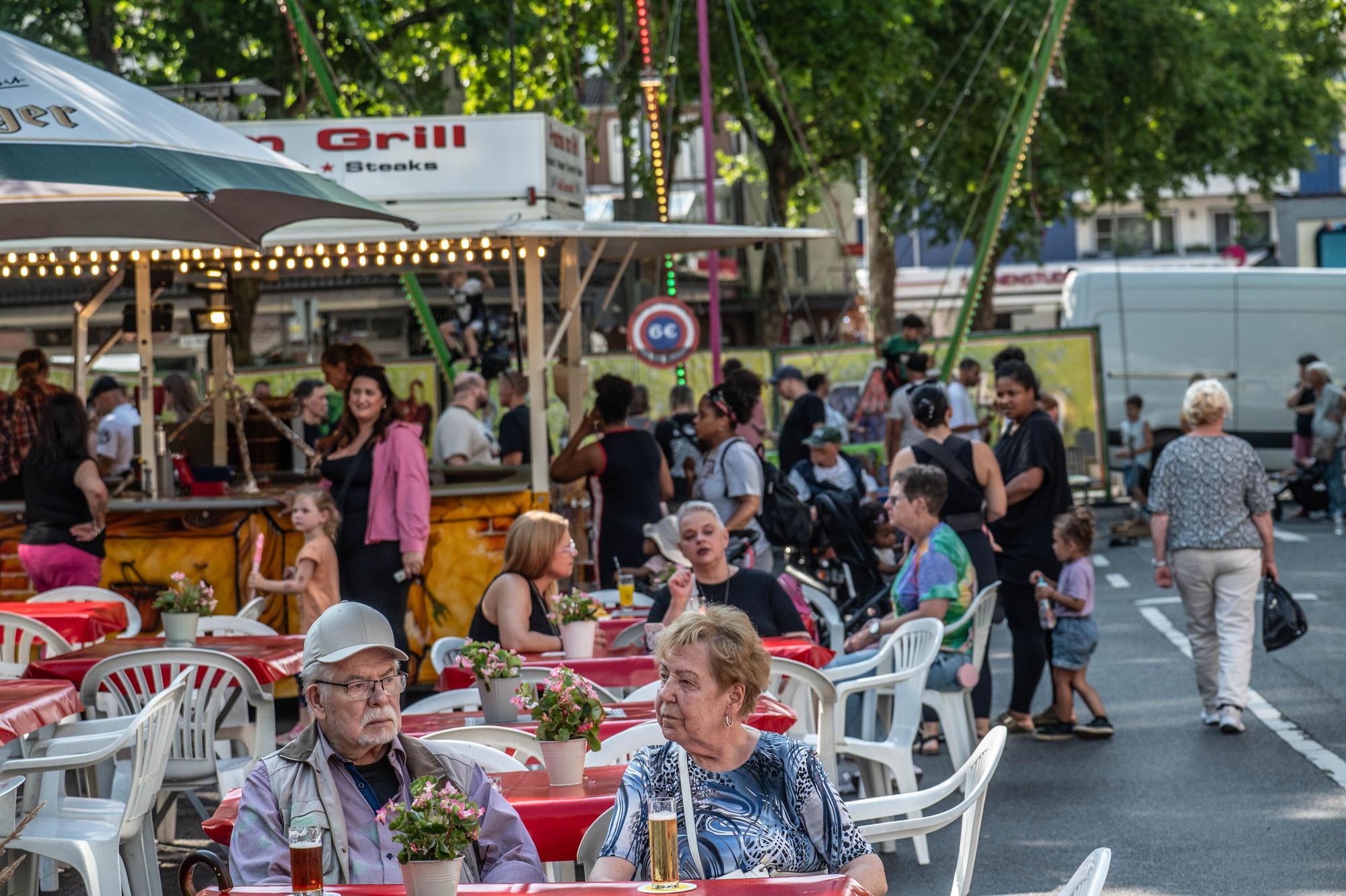 Zwischen den Ständen und Buden saßen die Besucherinnen und Besucher in den Opladener Läden und genossen ein Getränk, etwas zu essen oder ein Eis.
