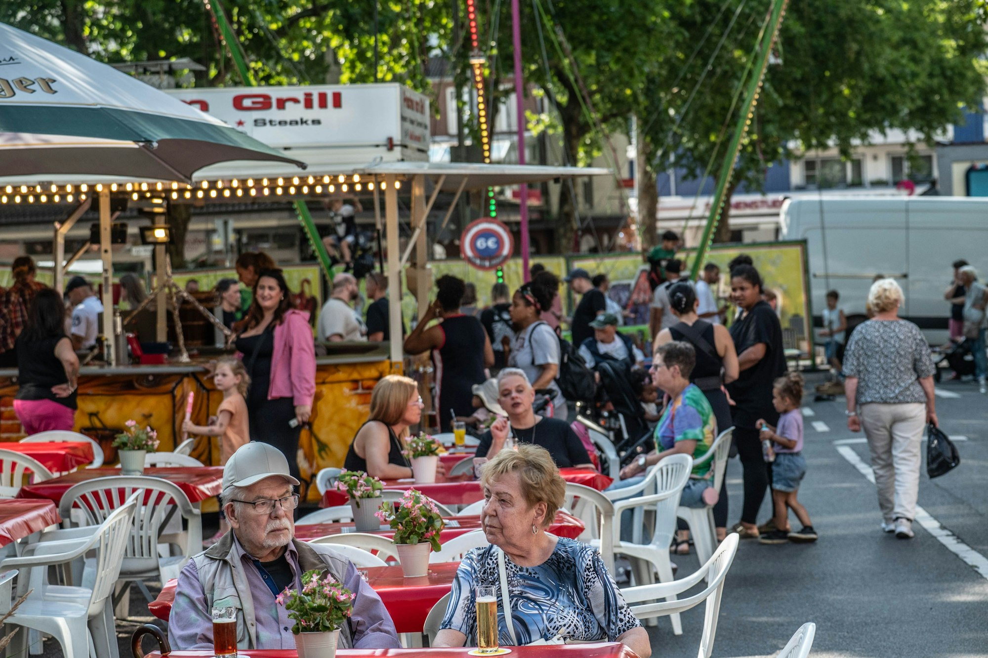 Zwischen den Ständen und Buden saßen die Besucherinnen und Besucher in den Opladener Läden und genossen ein Getränk, etwas zu essen oder ein Eis.