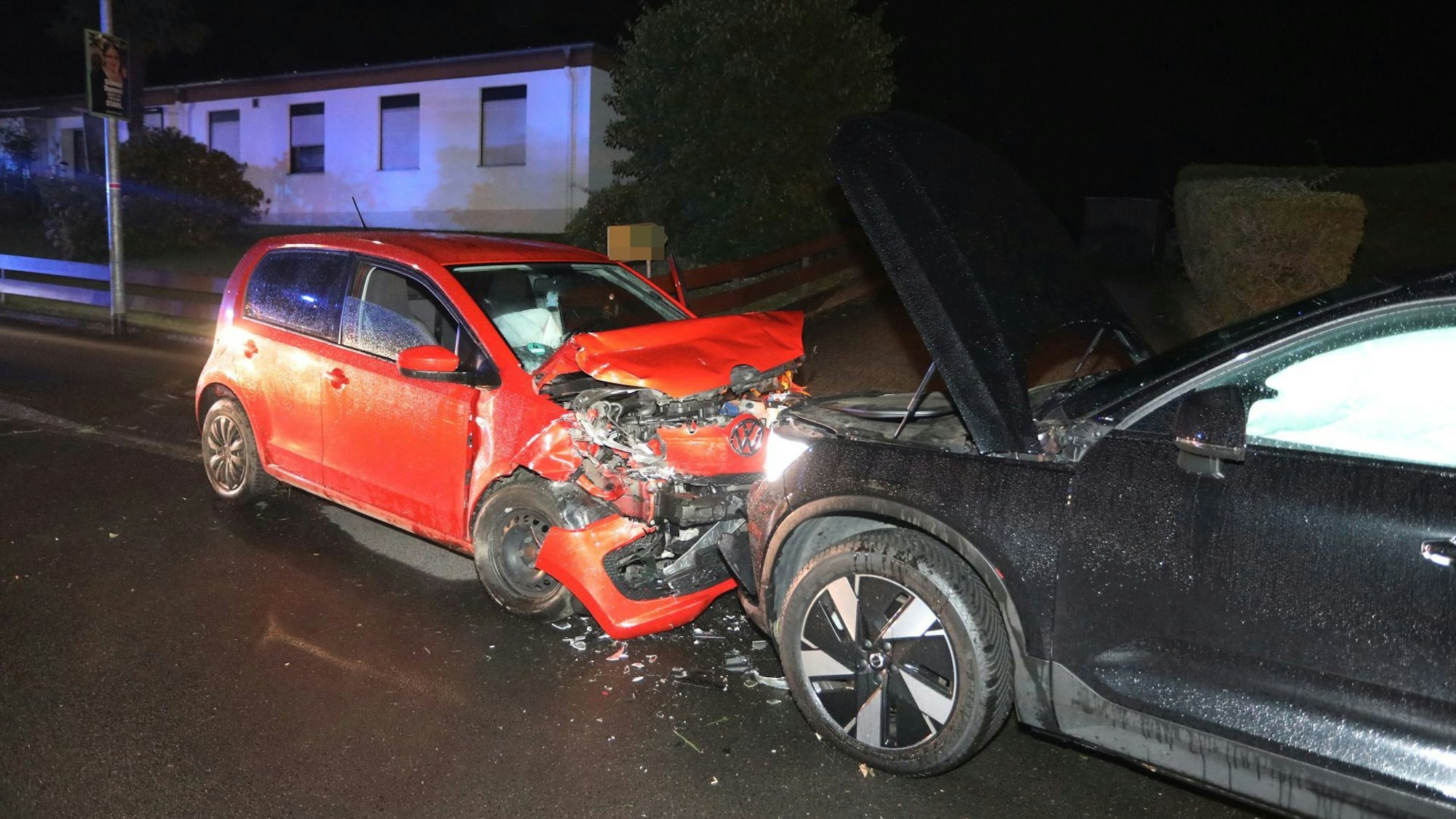 Unfall in Königswinter-Thomasberg: Auf der Straße Herzeleid stießen zwei Autos frontal zusammen, fünf Menschen wurden leicht verletzt.