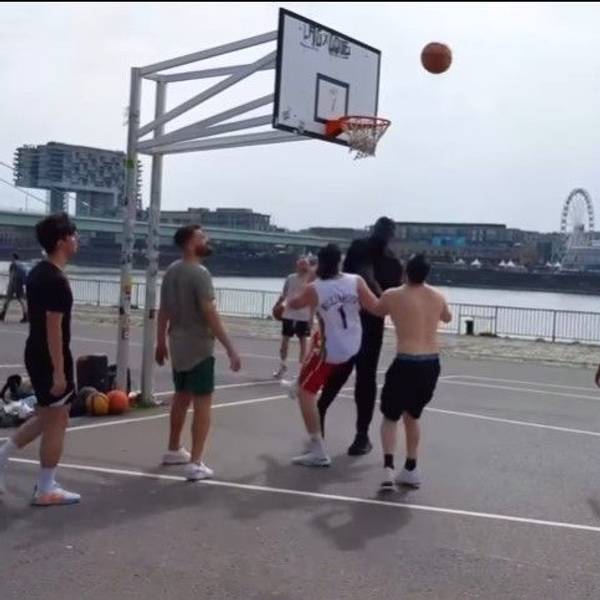 Shaquille O'Neill (direkt unterm Korb) spielte auf der Deutzer Freiheit in Köln Basketball.