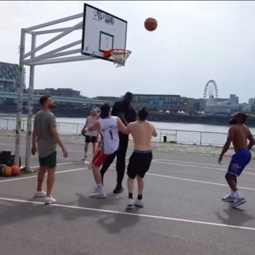 Shaquille O'Neill (direkt unterm Korb) spielte auf der Deutzer Freiheit in Köln Basketball.