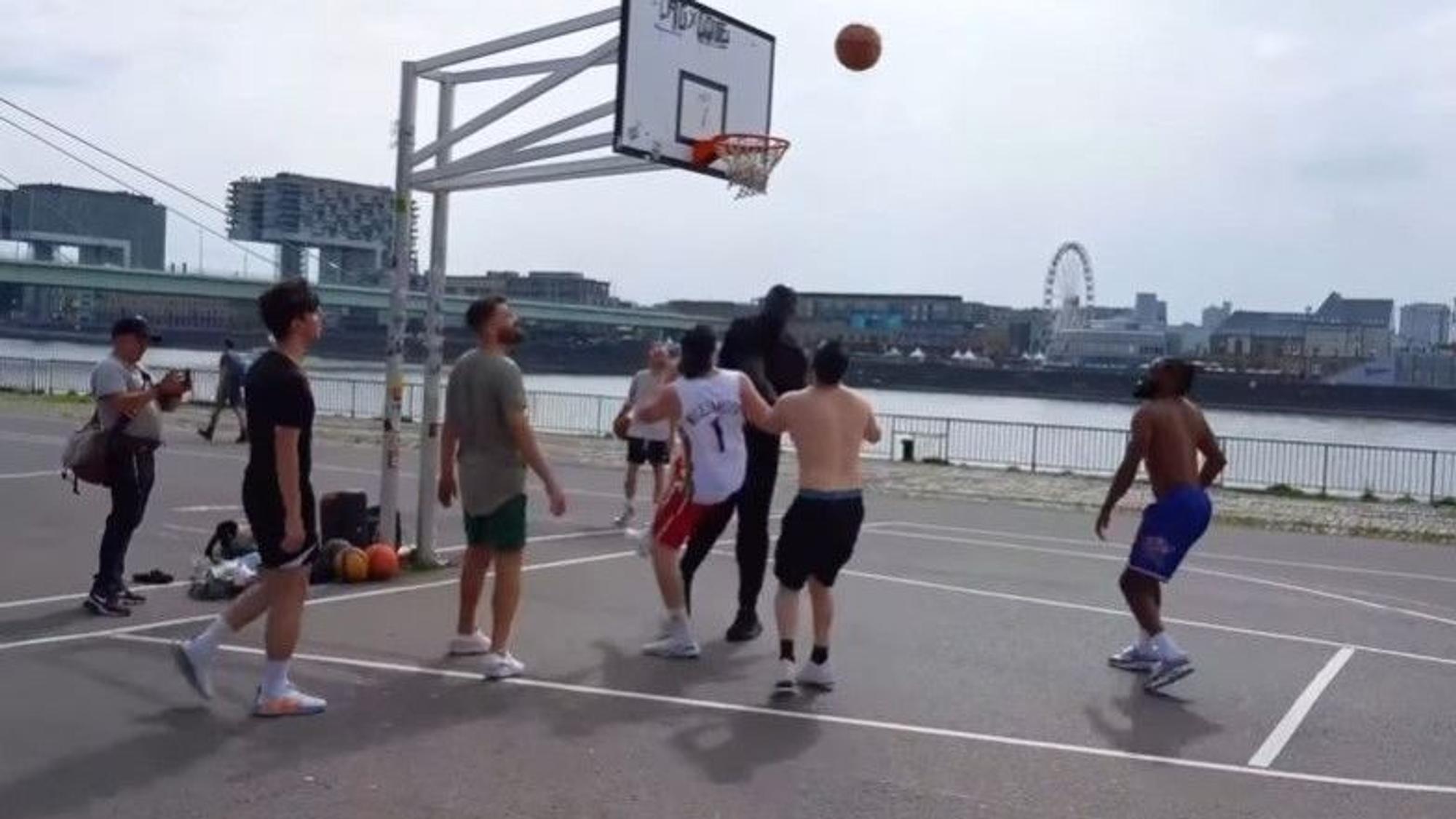Shaquille O'Neill (direkt unterm Korb) spielte auf der Deutzer Freiheit in Köln Basketball.