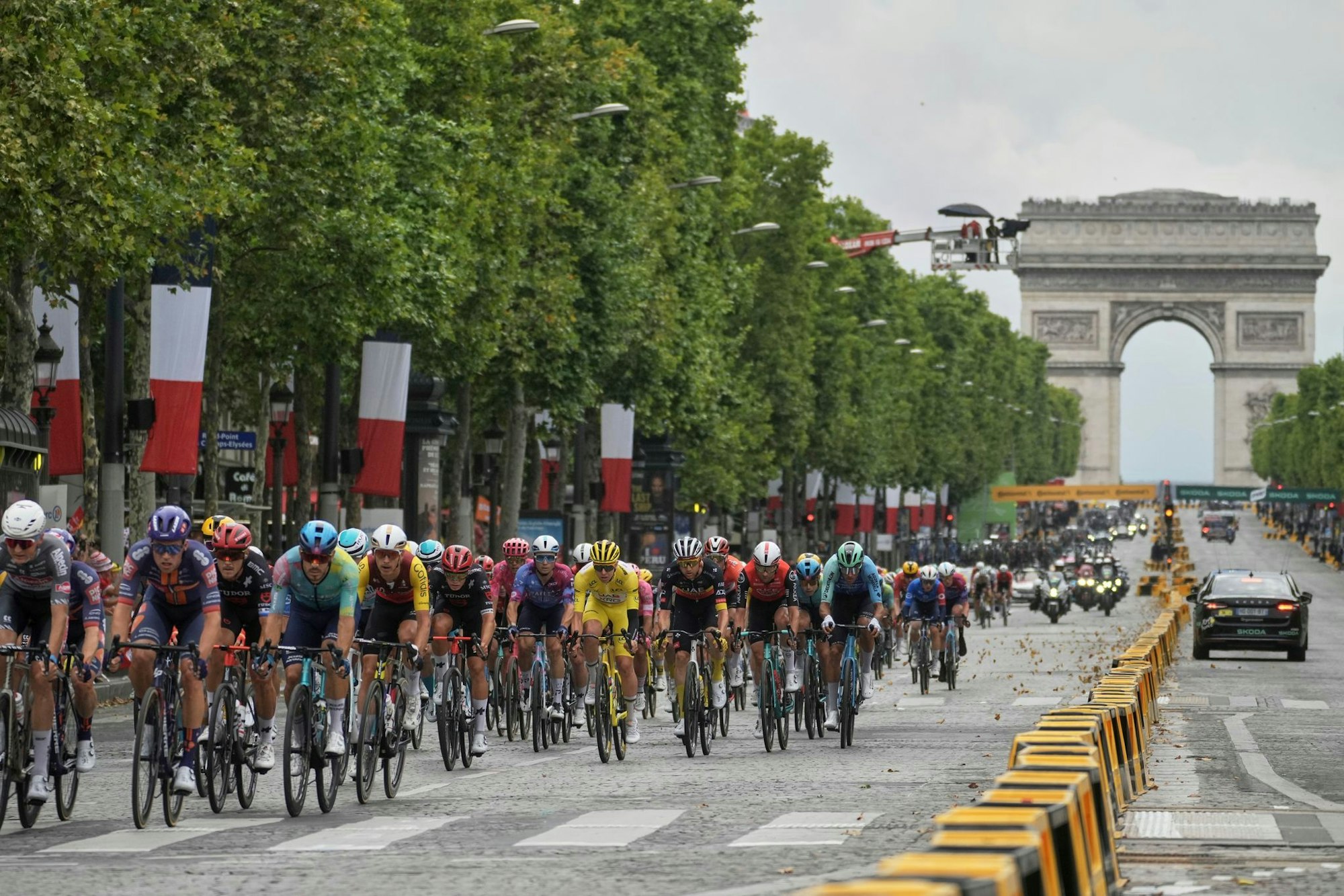 Tadej Pogacar im Gelben Trikot bei der Tour de France.
